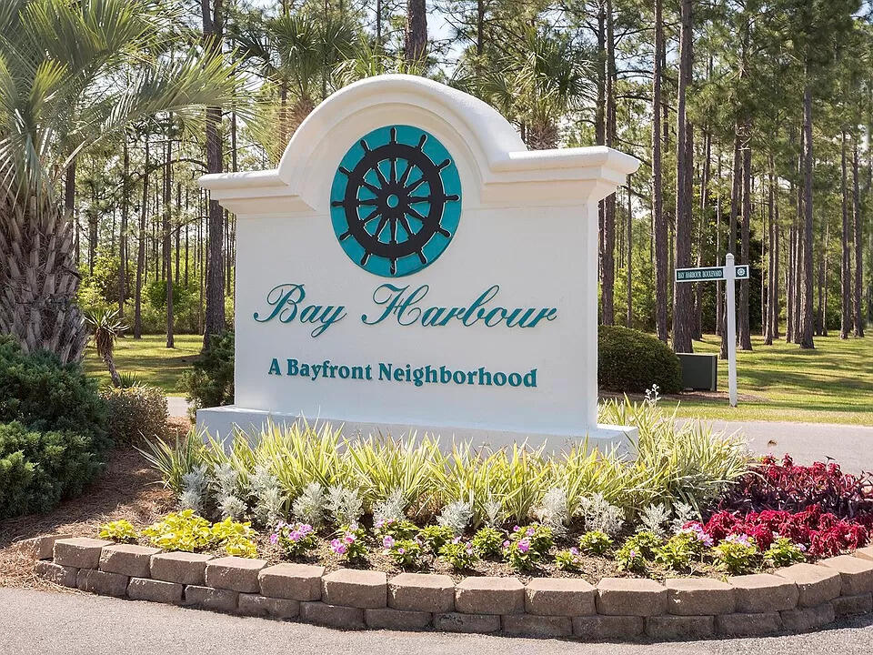 BAY HARBOUR - Land