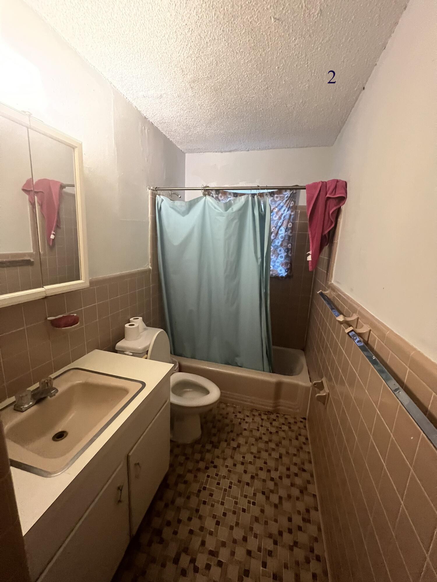 BEG SW COR LOT 30 N 40 FT E 33 FT FOR POB N 130 FT E 75 FT S 130 FT W 75 FT TO POB - Residential