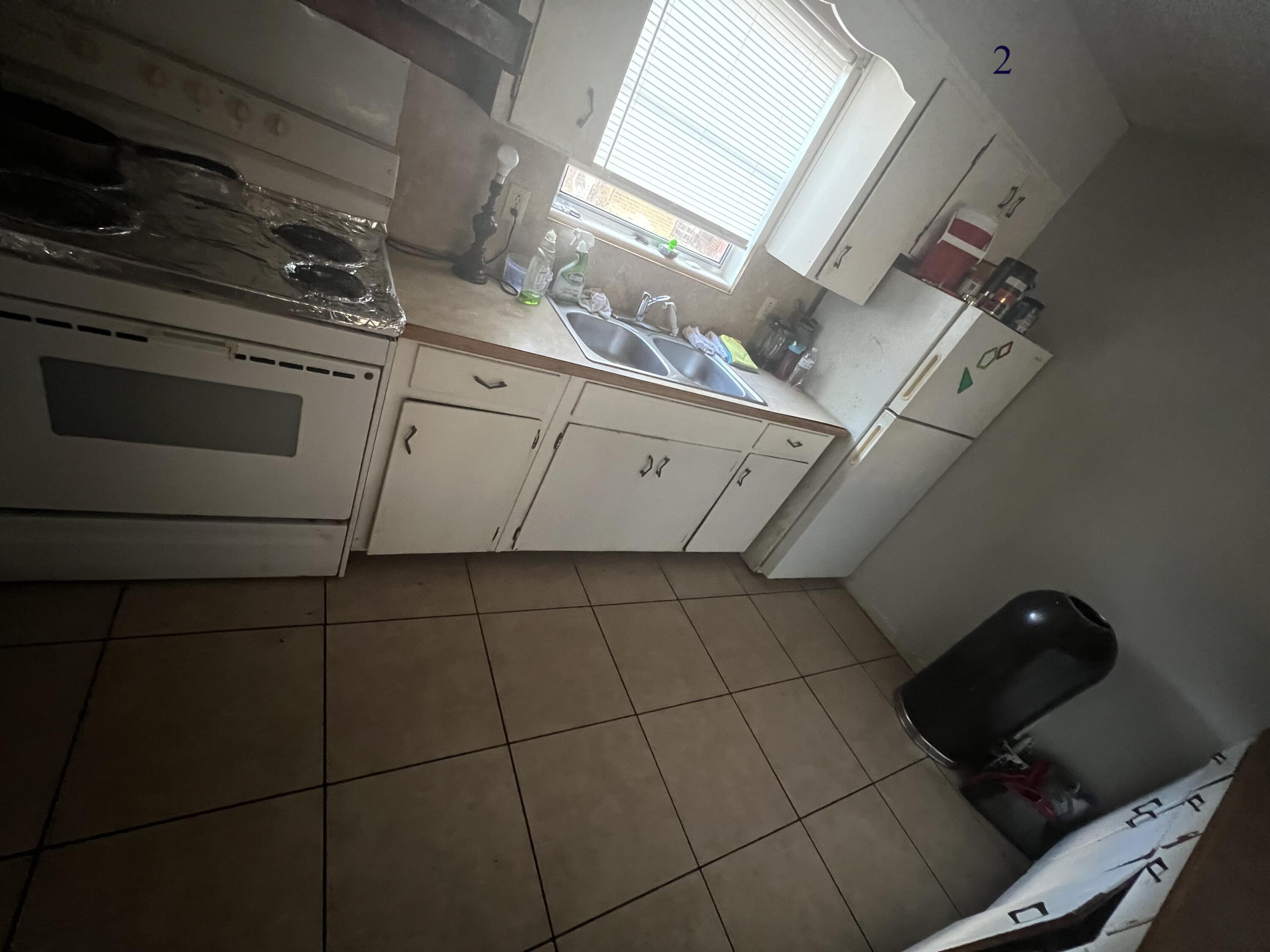 BEG SW COR LOT 30 N 40 FT E 33 FT FOR POB N 130 FT E 75 FT S 130 FT W 75 FT TO POB - Residential