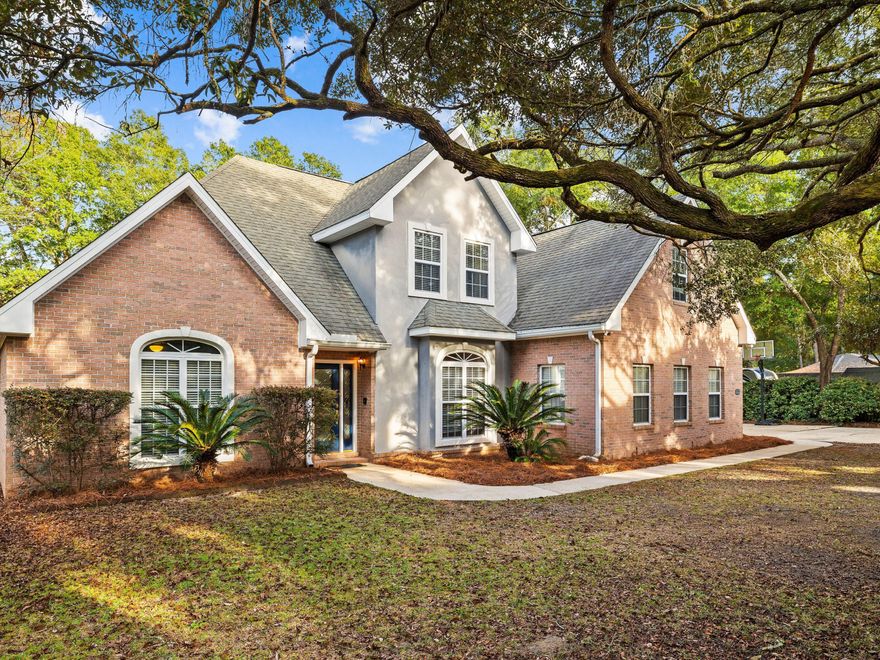 Sitting on a generous 0.76-acre wooded lot with no HOA fees, this spacious home isenviably located backing onto a natural creek. It's conveniently close to a boat launch, making it very attractive for boaters, nature lovers, kayakers and fishing enthusiasts. The brick-built home has plenty of curb appeal, set in a mature oak grove and exuding a sense of privacy and exclusivity. A wide driveway leads to the side-loading garage and a sweeping path delivers you to the covered front door. Inside, five beds and three baths are complemented by a spacious living room, bright bonus/play room and aformal dining/breakfast area.