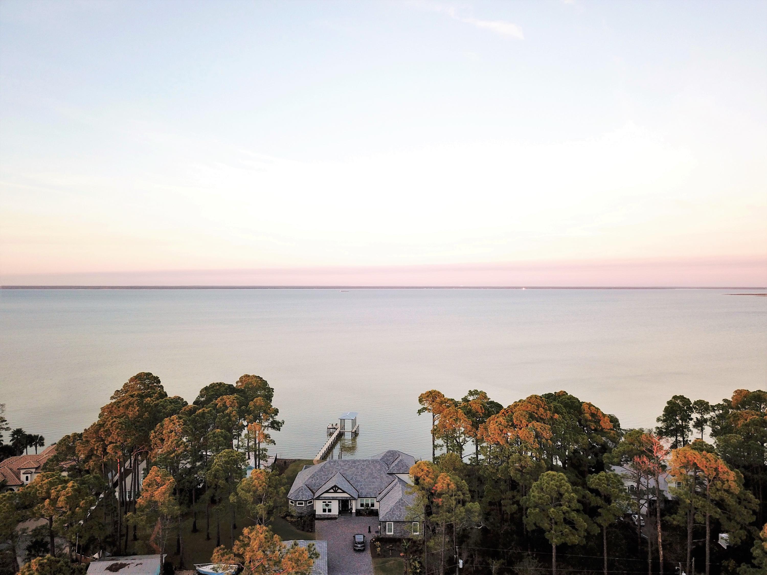 PARADISE POINT - Land