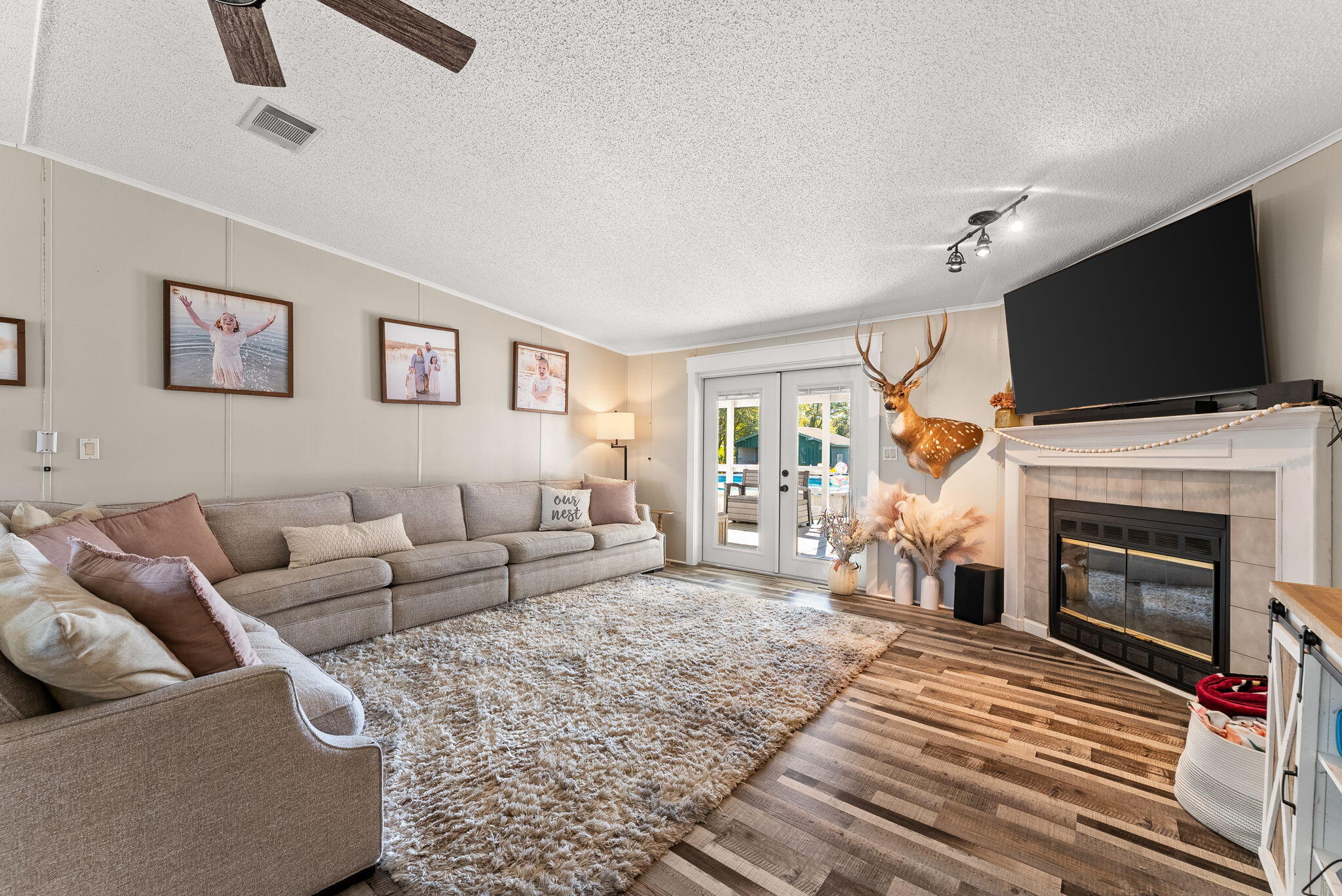 CRYSTAL LAKE - Residential