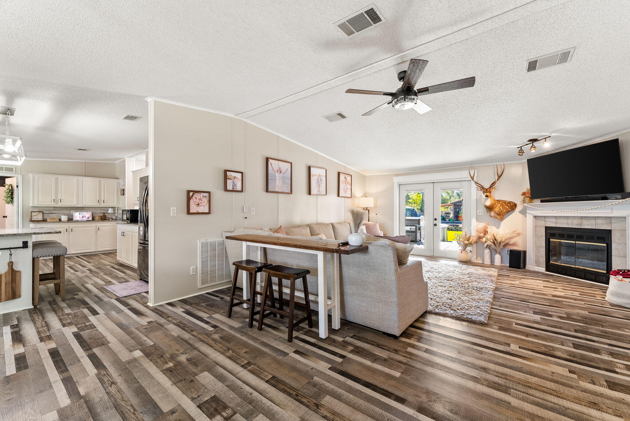 CRYSTAL LAKE - Residential