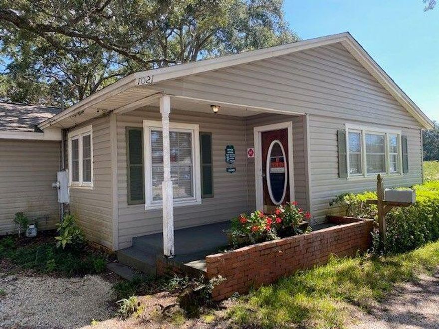 Just closed Veterinary Hospital/Clinic across from Fort Walton BMW on Beal Pkwy, has 8 Kennel stalls and exam rooms and waiting room, can have a different use, excellent location and visibility at the Hospital and medical area