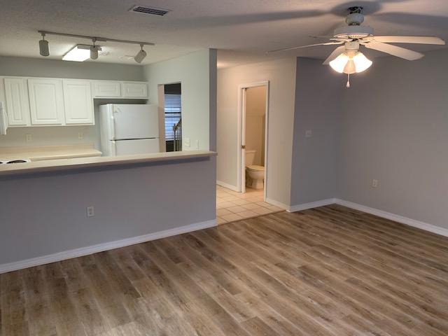 OAK PARK TOWNHOMES - Residential Lease