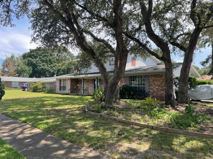 This is a great home in wonderful neighborhood.  It is conveniently located to Hurlburt Field, Eglin AFB, and shopping center