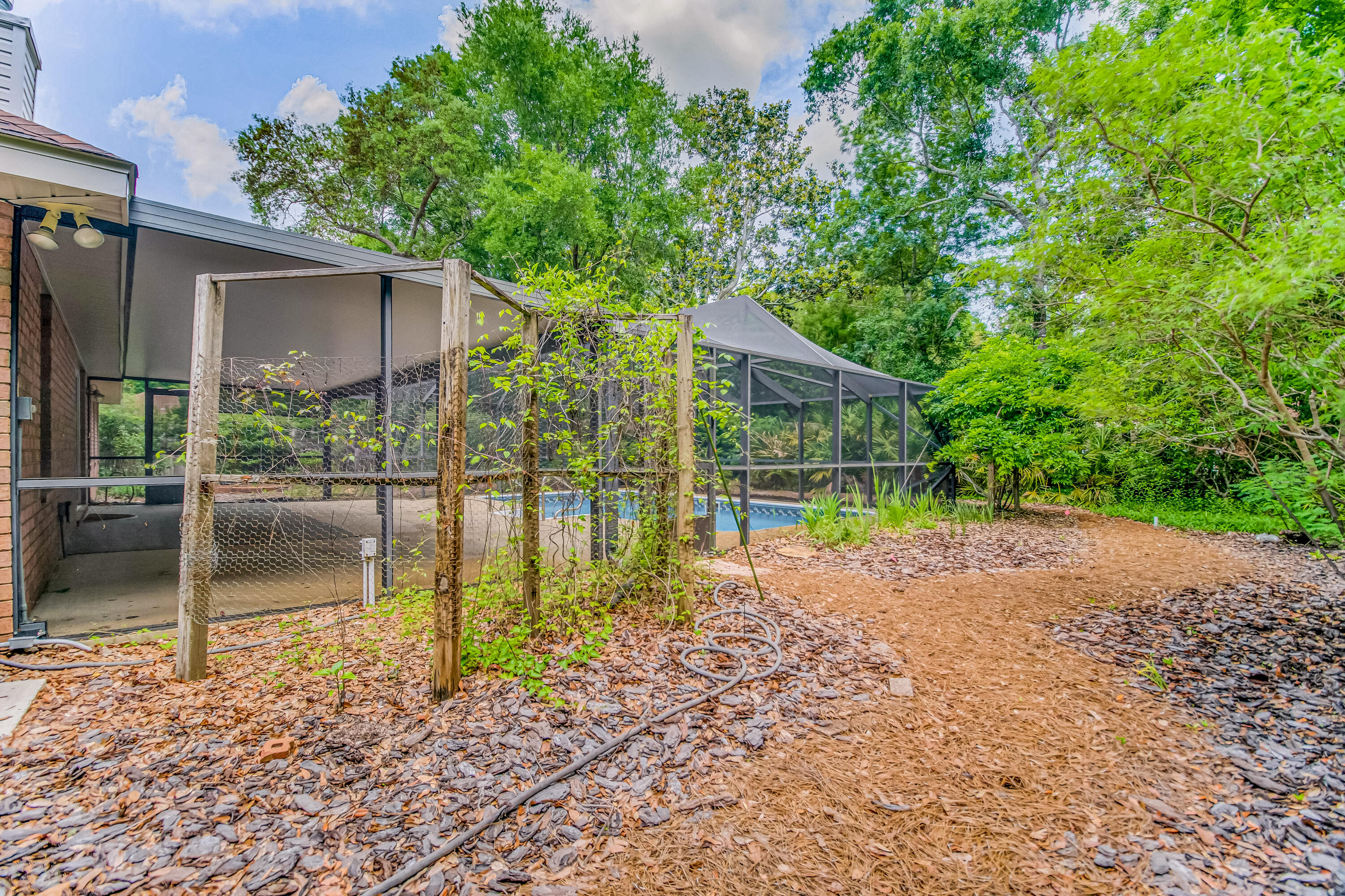 ROBLEDAL ESTATES - Residential