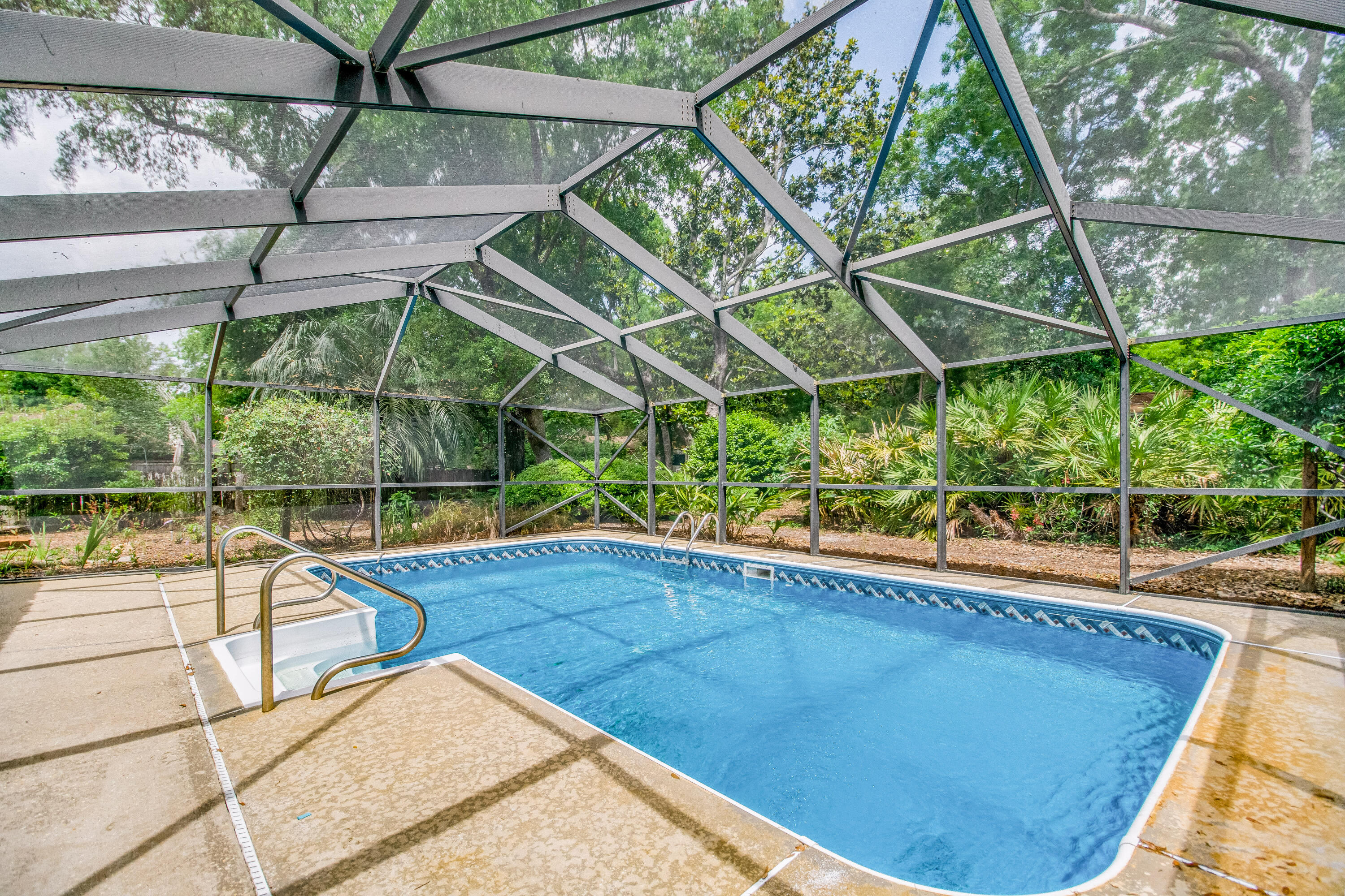 ROBLEDAL ESTATES - Residential