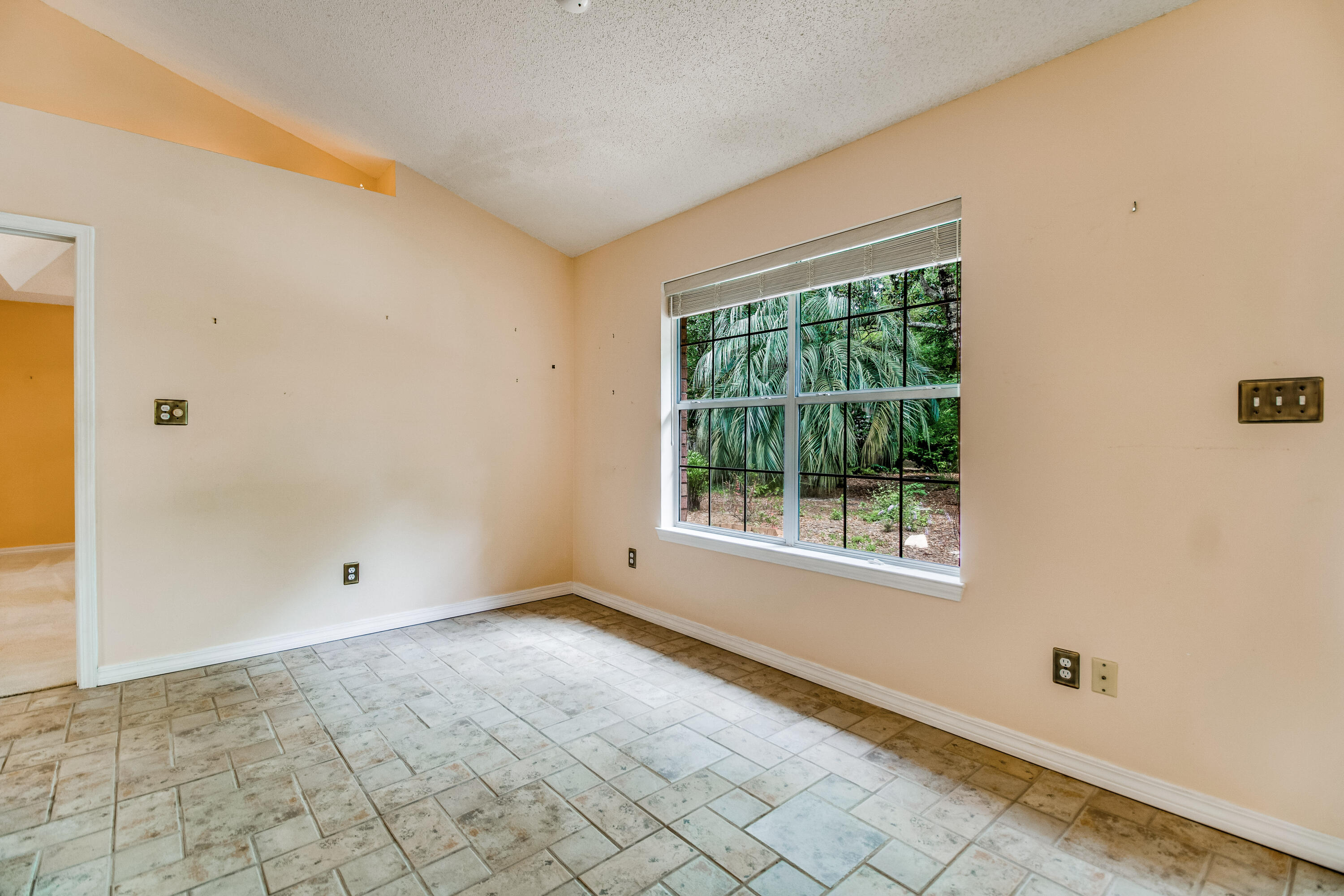 ROBLEDAL ESTATES - Residential