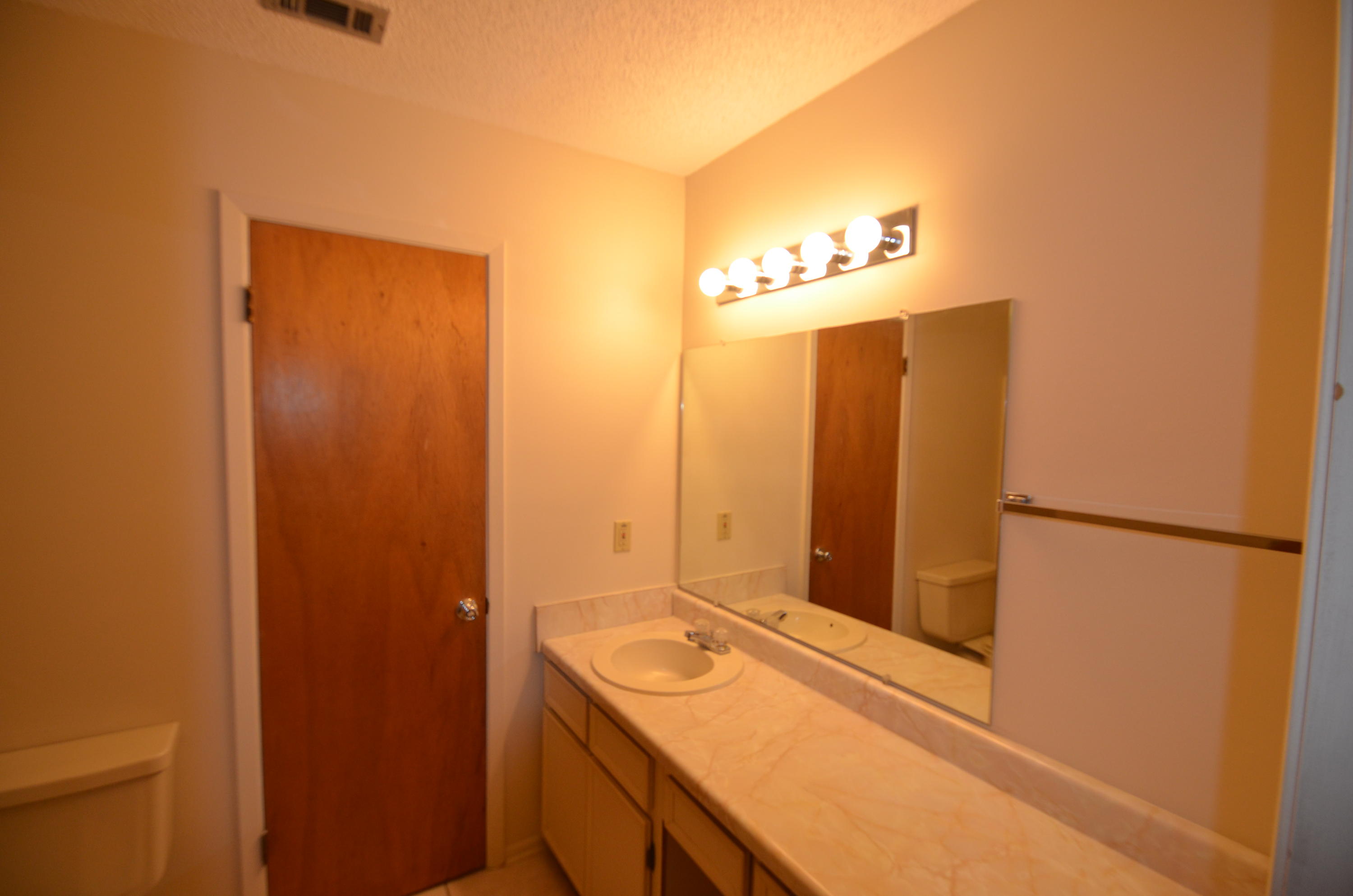 OAK TREE MANOR - Residential Lease