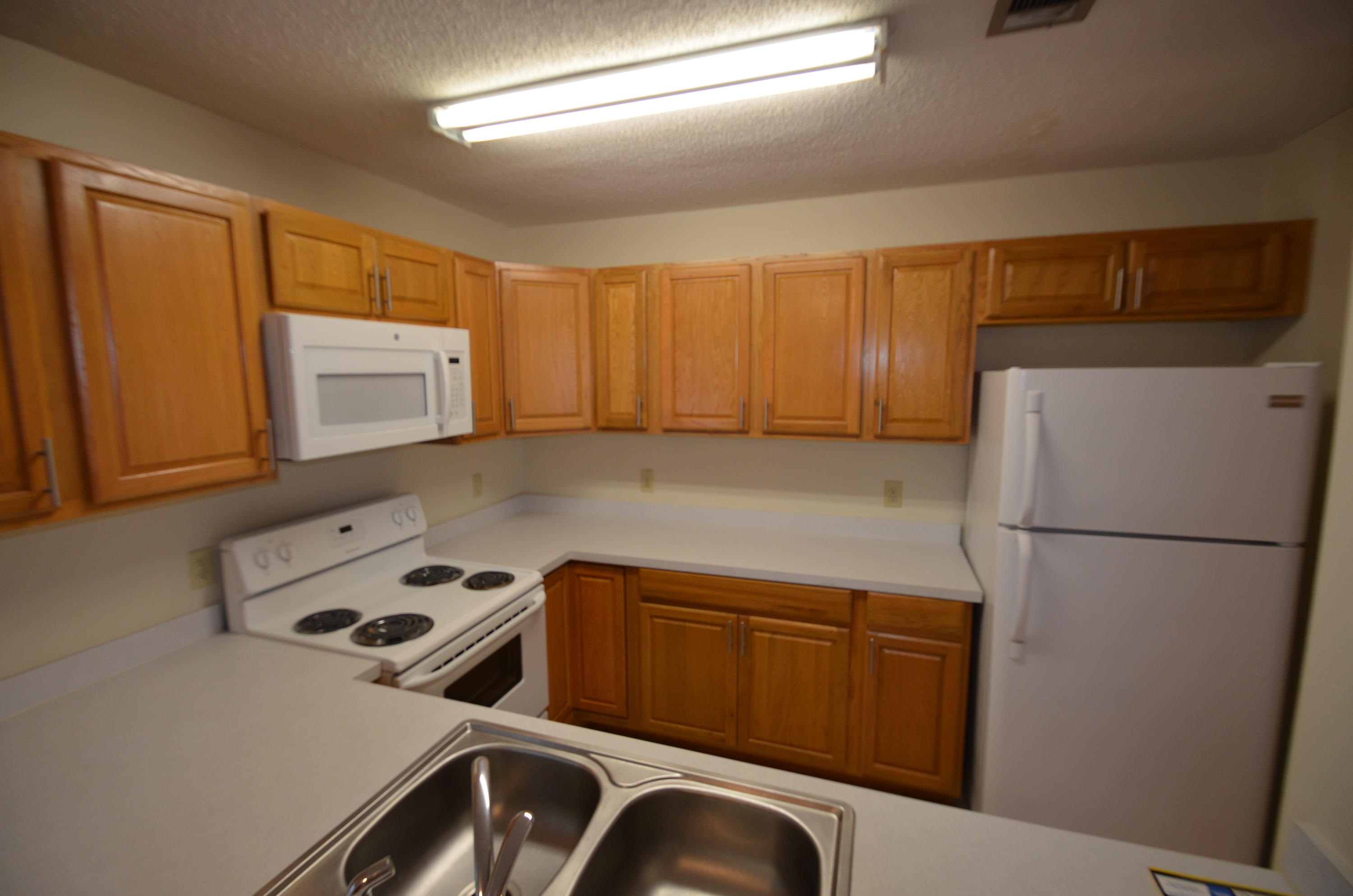 OAK TREE MANOR - Residential Lease