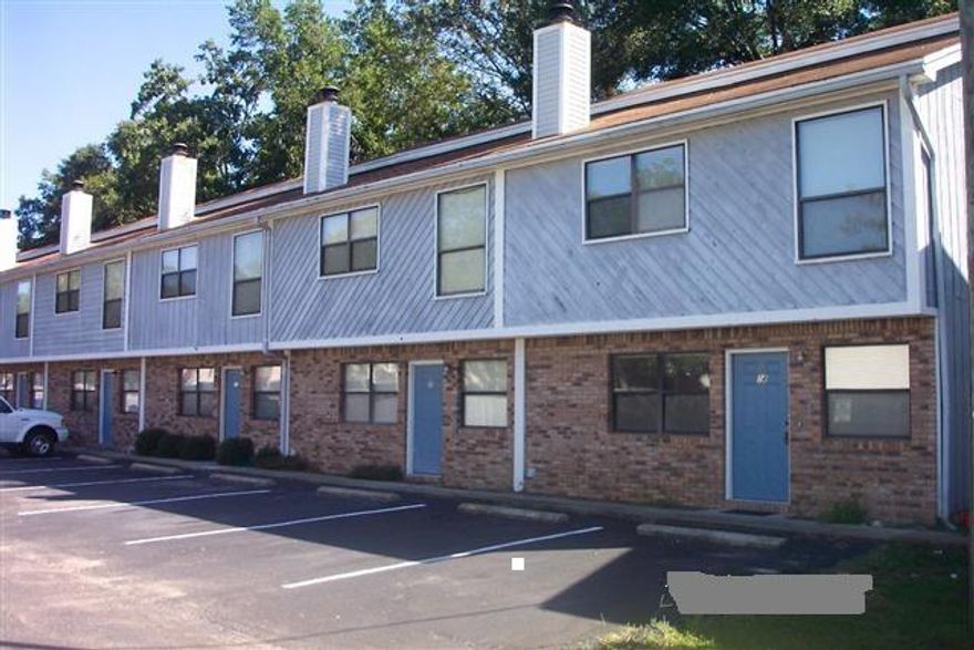 SUPER TOWNHOME IN OAKTREE MANOR.THIS UNIT COMPRISES OF 2 LARGE BEDROOMS WITH LOTS OF CLOSET SPACE. OPEN FLOOR PLAN LIVING ROOM, DINING ROOM AND KITCHEN. COMPLEX LOCATED ON GARNERS BAYOU AND HAS A WOOD DOCK FOR FISHING OR BOATING.ONLY CATS ALLOWED. CALL TODAY FOR AN APPOINTMENT TO VIEW. Available Now!!