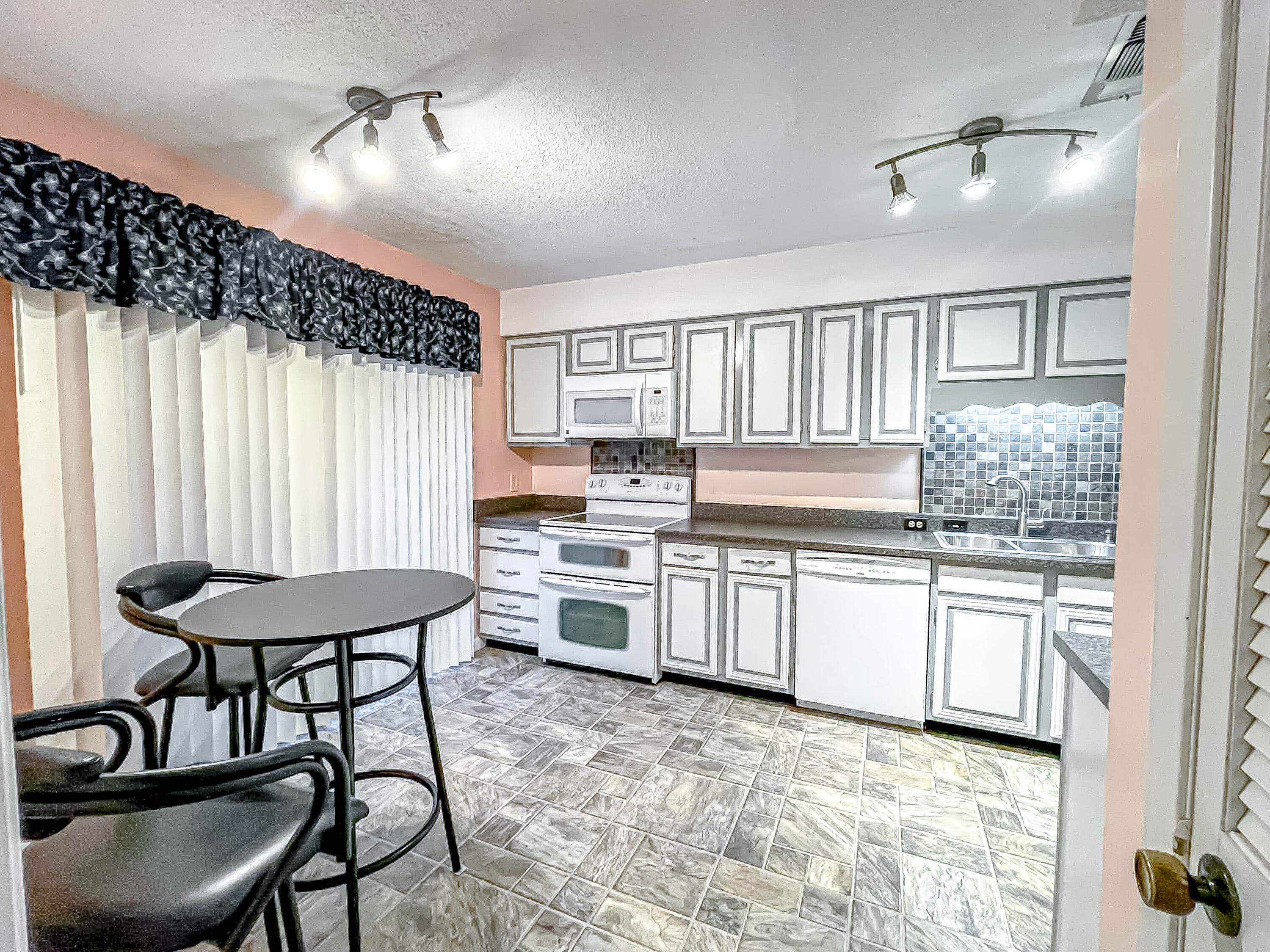 BLUWTR BAY-ROYAL OAK - Residential