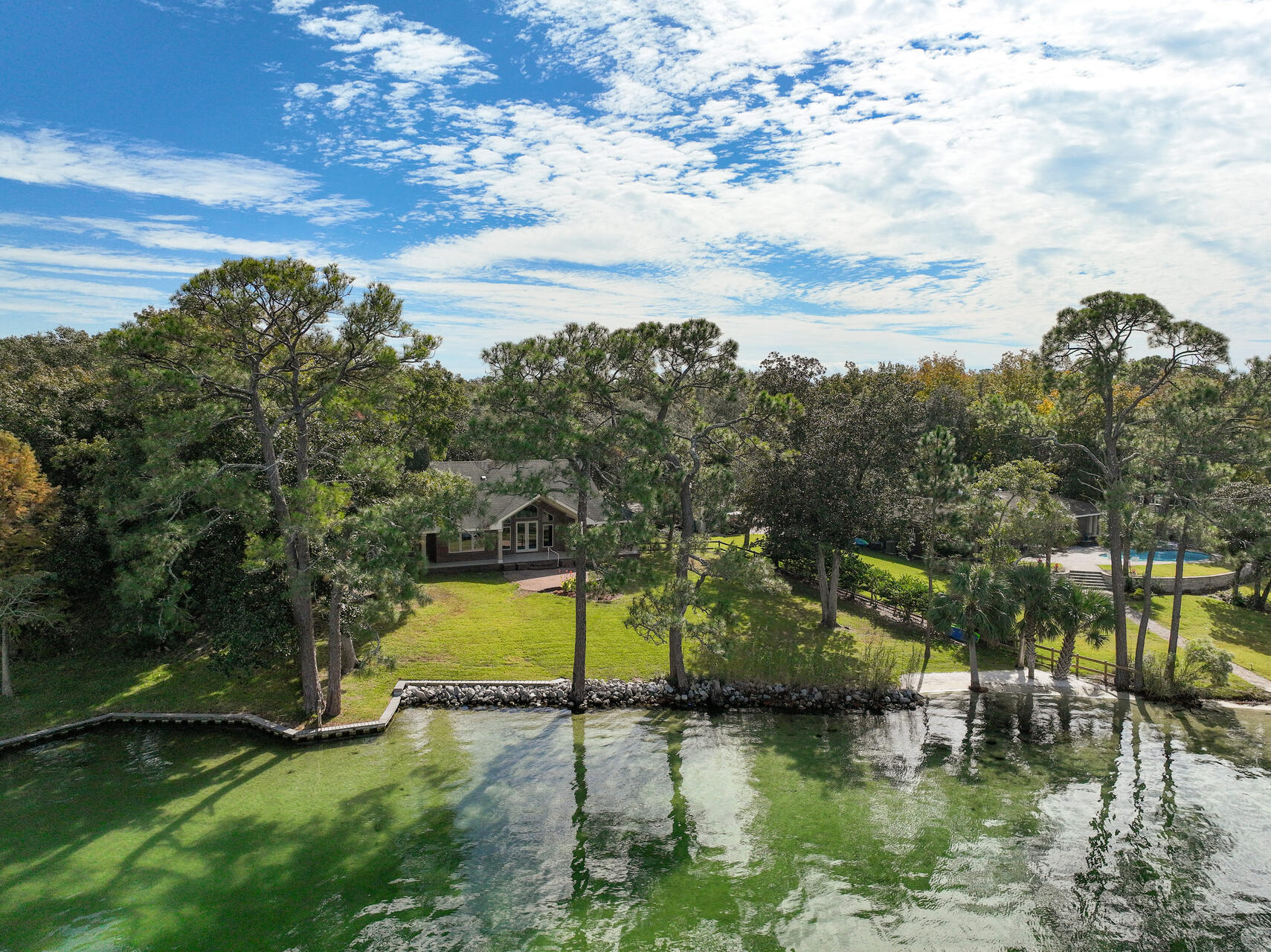WOODLAND SHORES - Residential