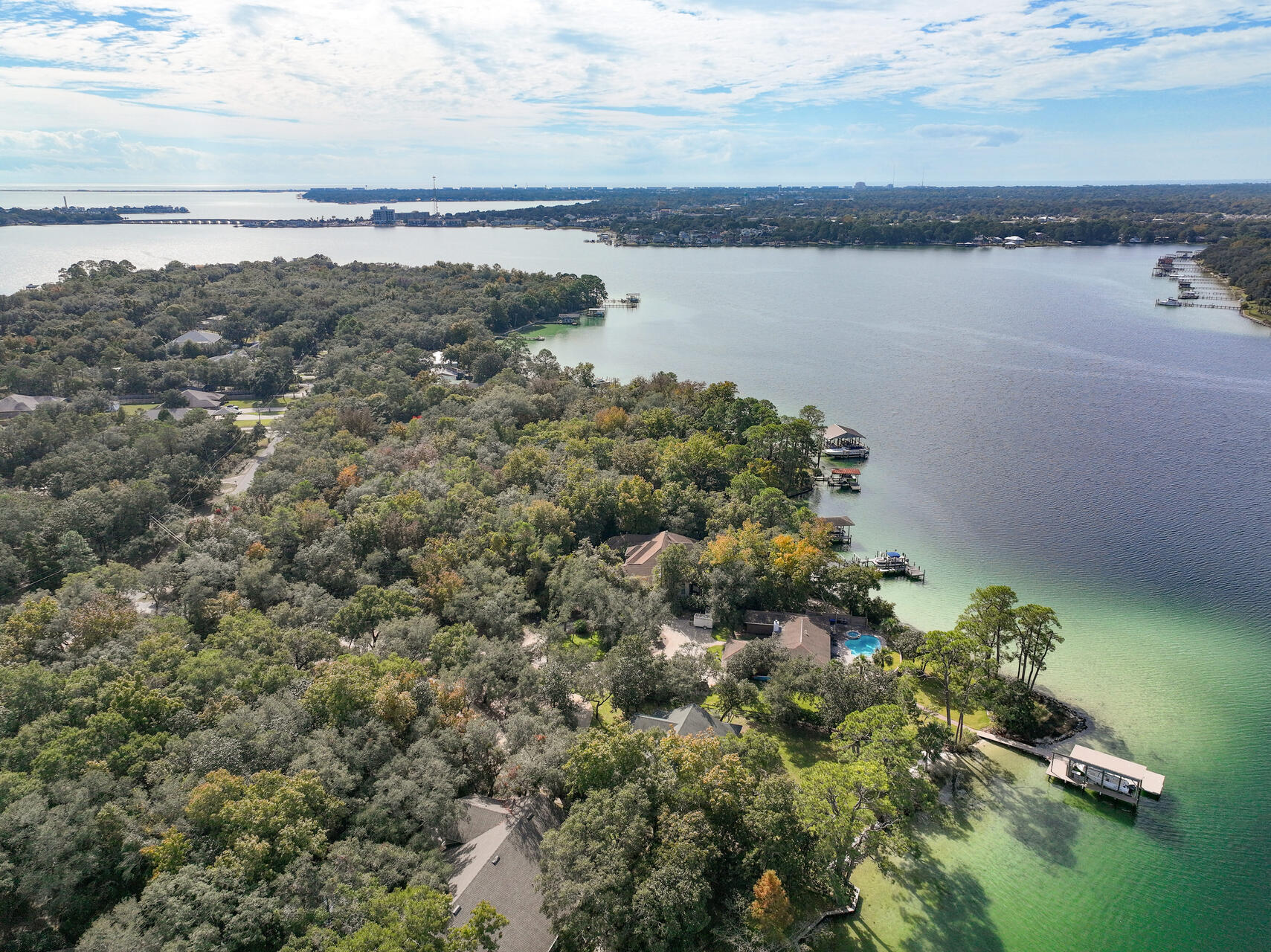 WOODLAND SHORES - Residential