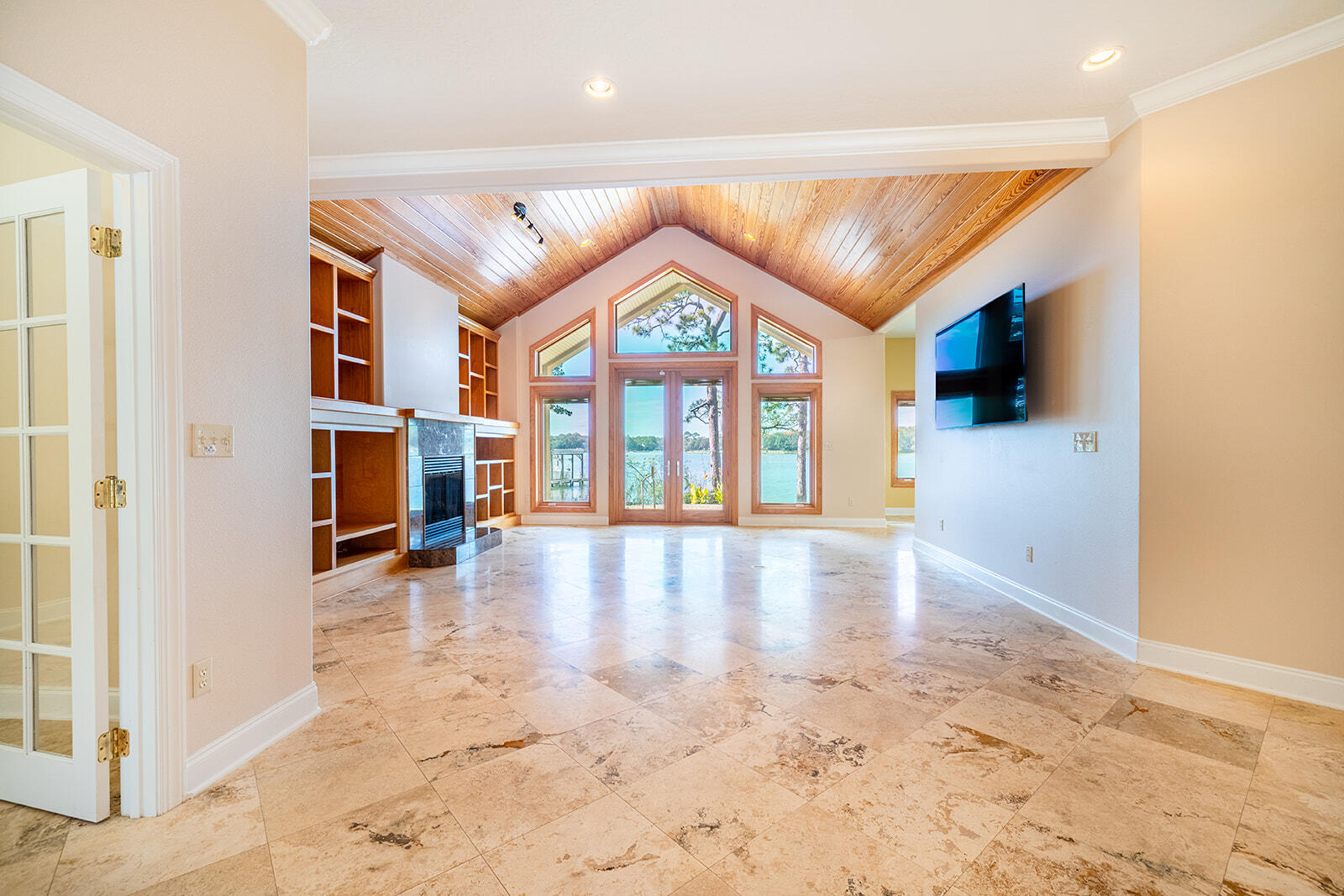 WOODLAND SHORES - Residential