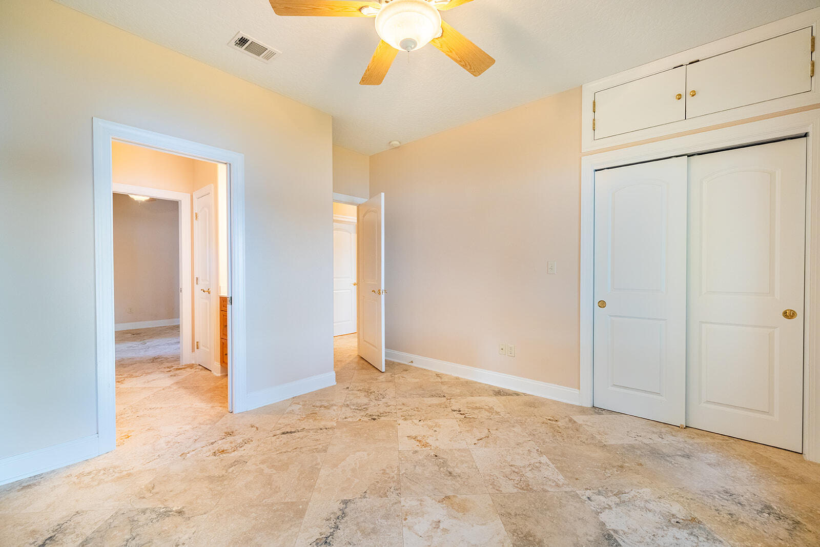 WOODLAND SHORES - Residential