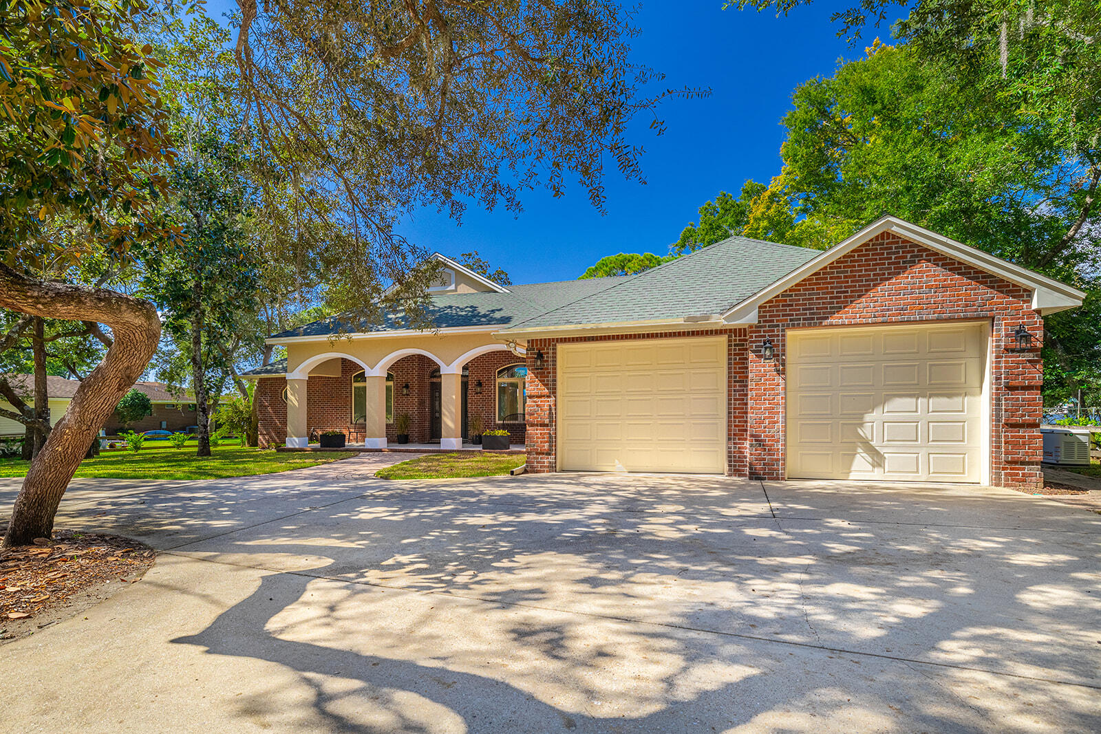 WOODLAND SHORES - Residential