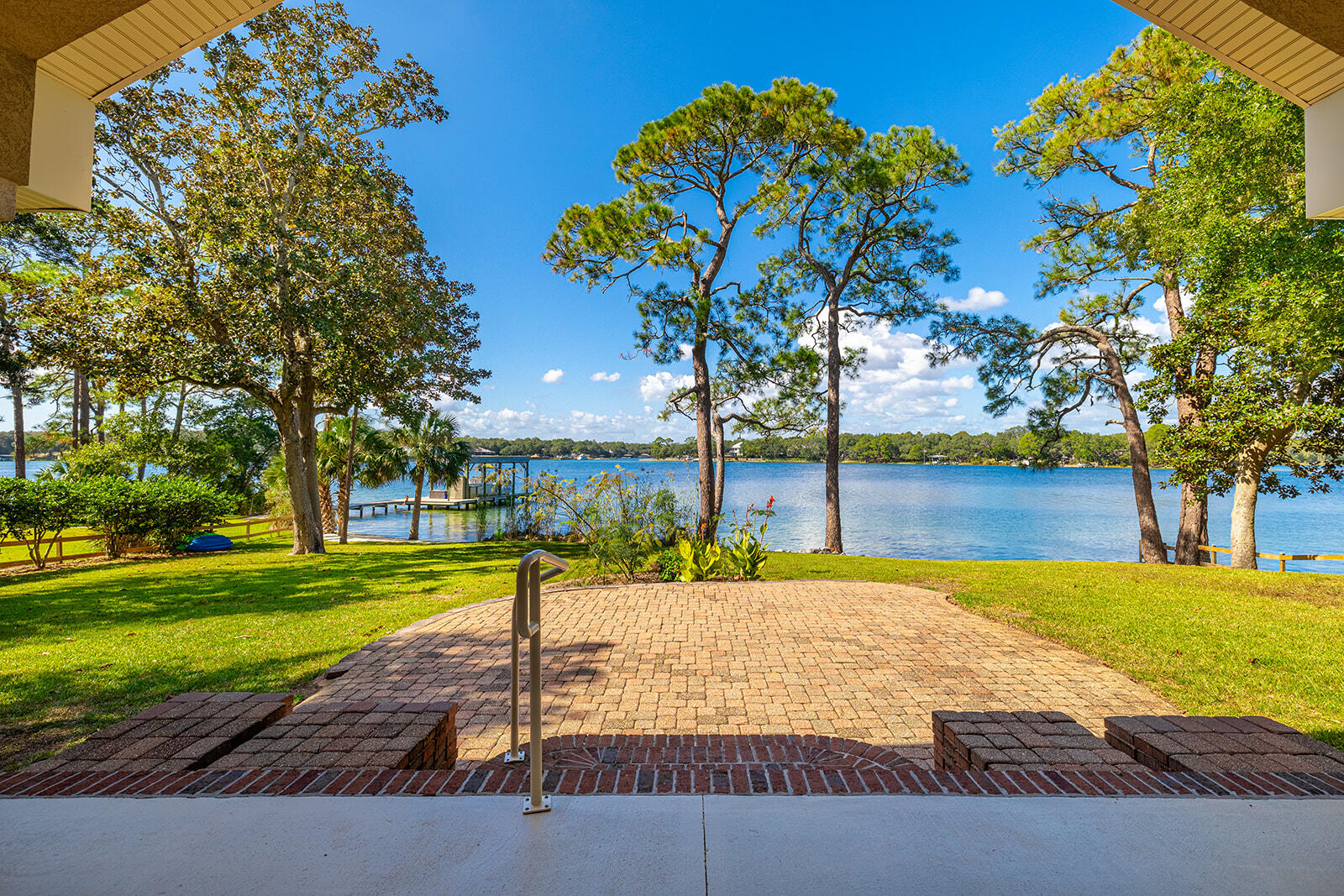 WOODLAND SHORES - Residential