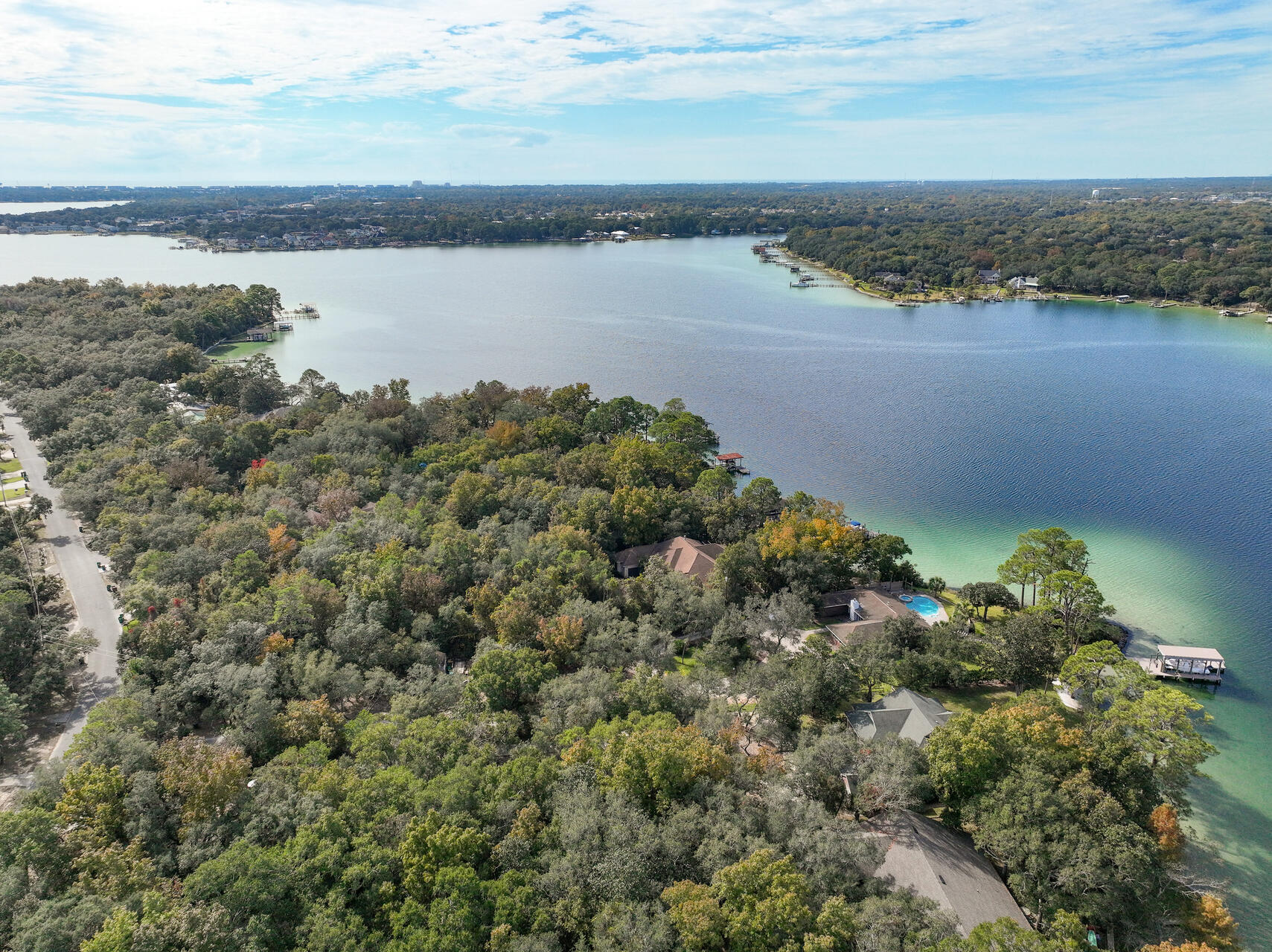 WOODLAND SHORES - Residential