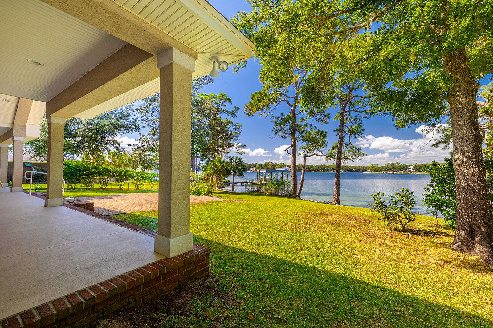 WOODLAND SHORES - Residential