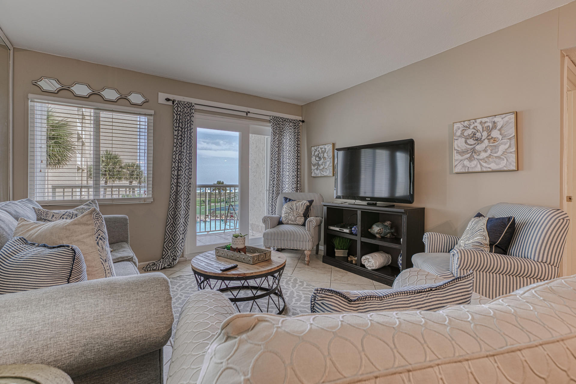 HOLIDAY SURF & RACQUET CLUB - Residential