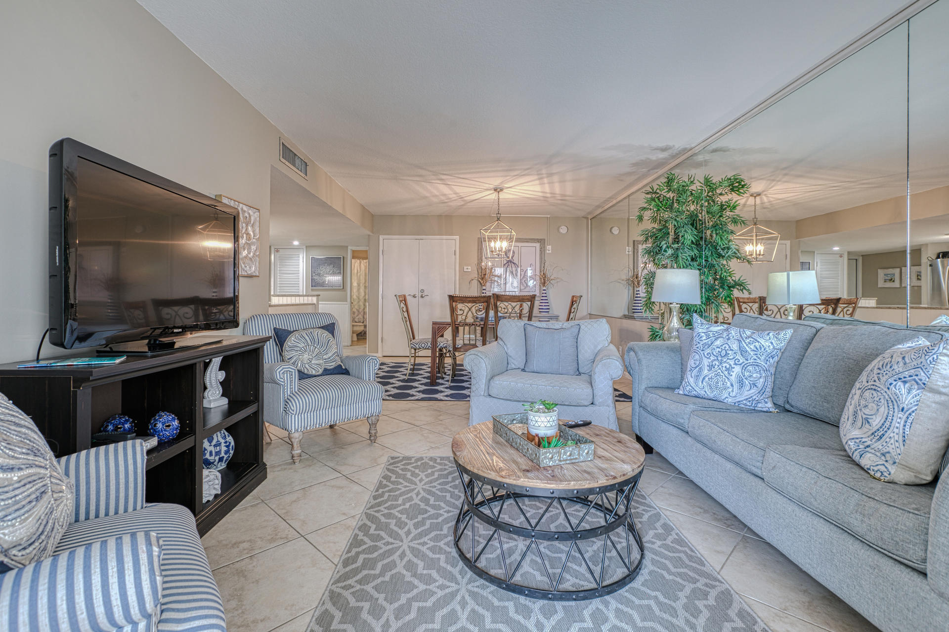 HOLIDAY SURF & RACQUET CLUB - Residential