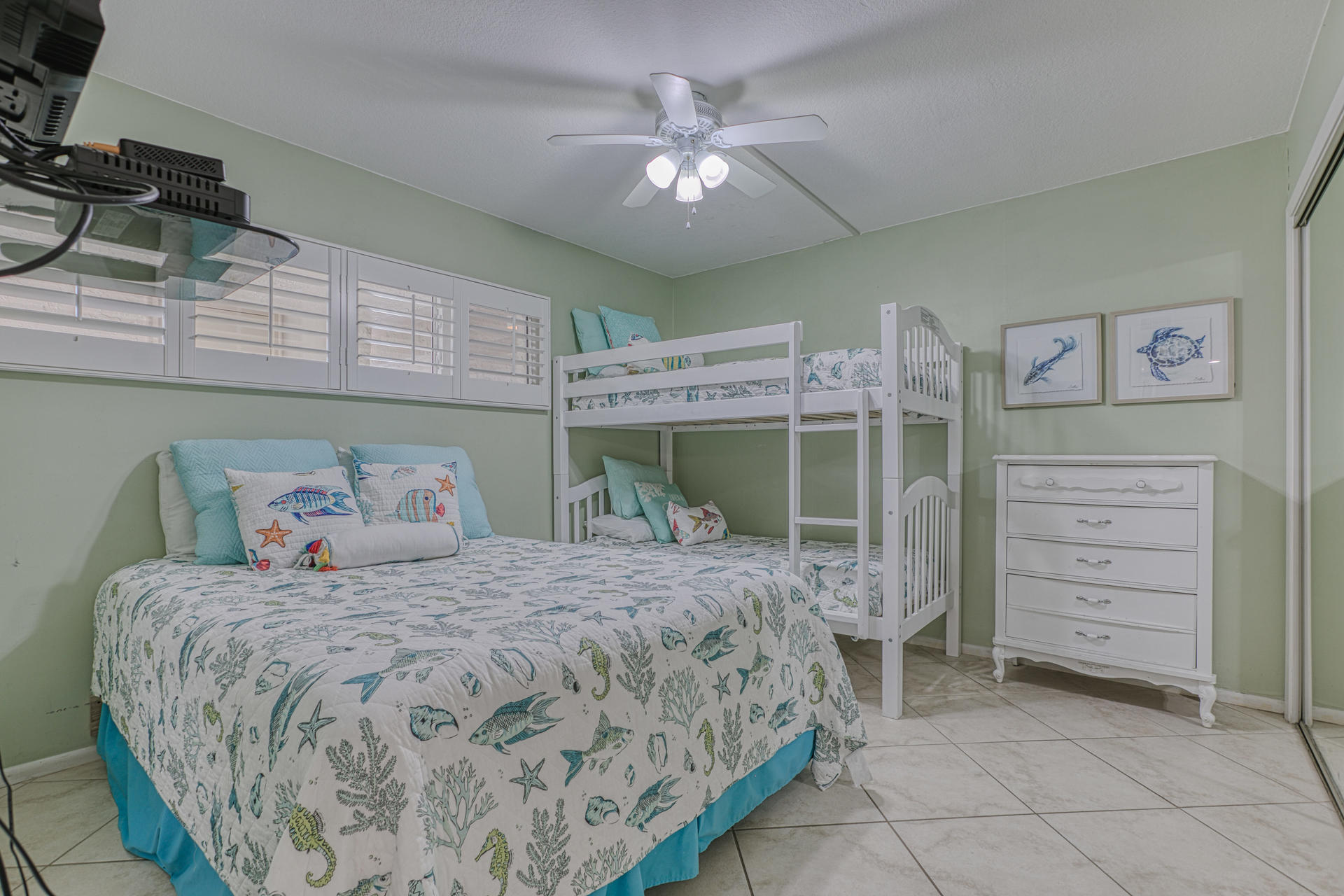 HOLIDAY SURF & RACQUET CLUB - Residential