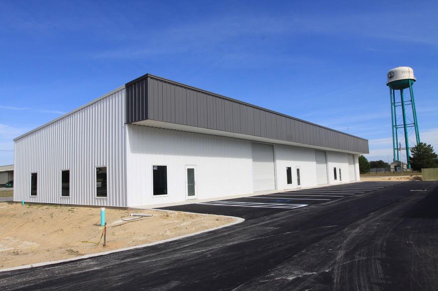 2500sf of Office/ Warehouse space available in the Freeport Industrial Park with great access to theBeaches of South Walton as well as Interstate 10. This unit has 270 sf (+/-) of Office/ Showroom, 12x14overhead doors, 18ft eave heights and four parking spaces.