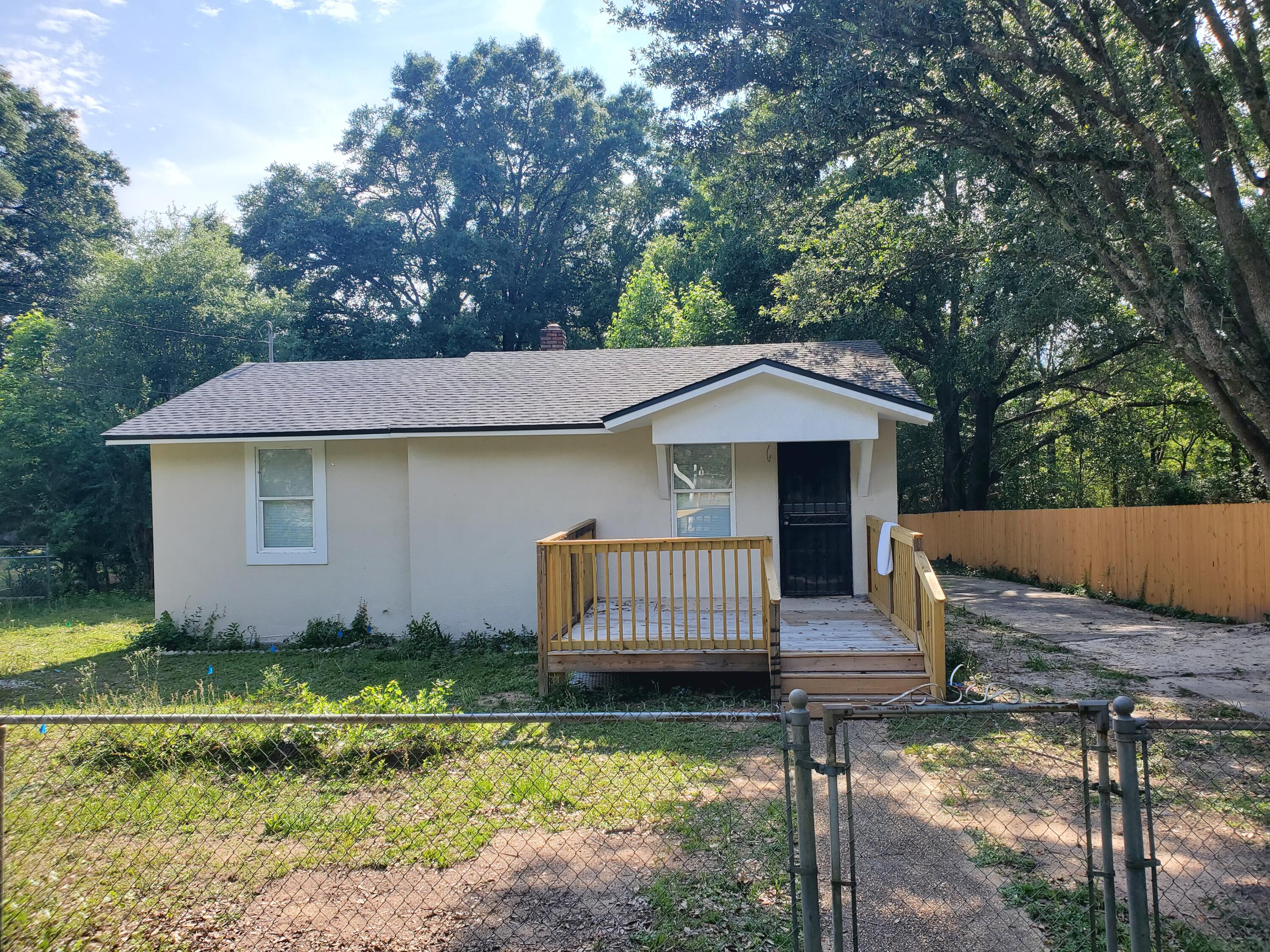 This traditional property has been renovated, new laminated flooring, new light fixtures, new kitchen appliances, new roof, completely painted, 2023 AC, new fence, new open porch on front of property, will have new gas pipes installed. Great location, walking distance from the elementary school, close to many establishments, including gym, gas stations etc. Schedule your showing now!