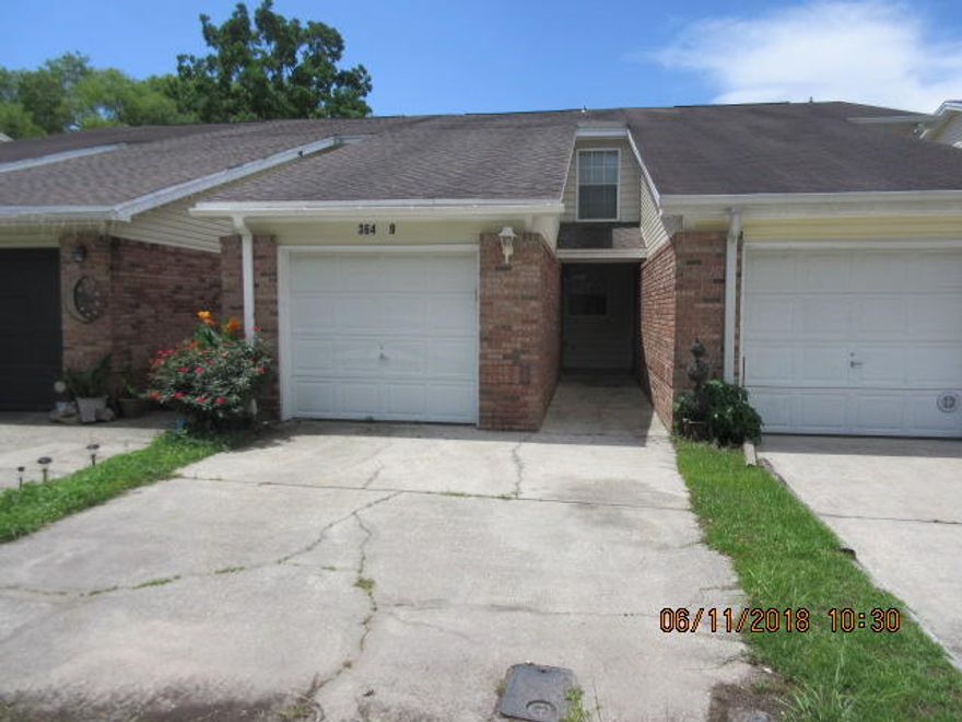 Lets make a deal!!! Great location close to both bases, shopping and beaches. Townhome with garage, large bedrooms, spacious flexible floorplan. Immediate occupancy.