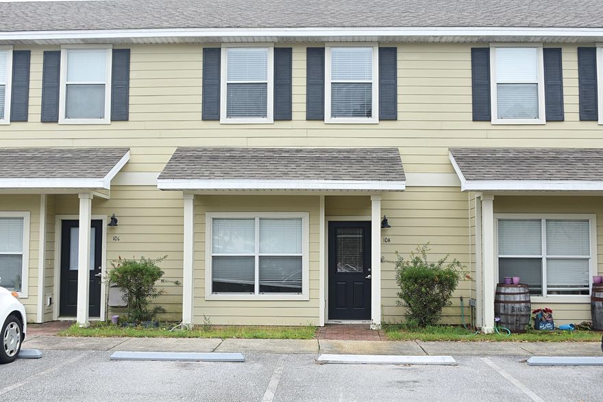 This beautifully updated 2 Bedroom, 2.5 Bath two story townhouse located in the Palms of Freeport. Close proximity to Freeport schools. Palms of Freeport offers a community pool.