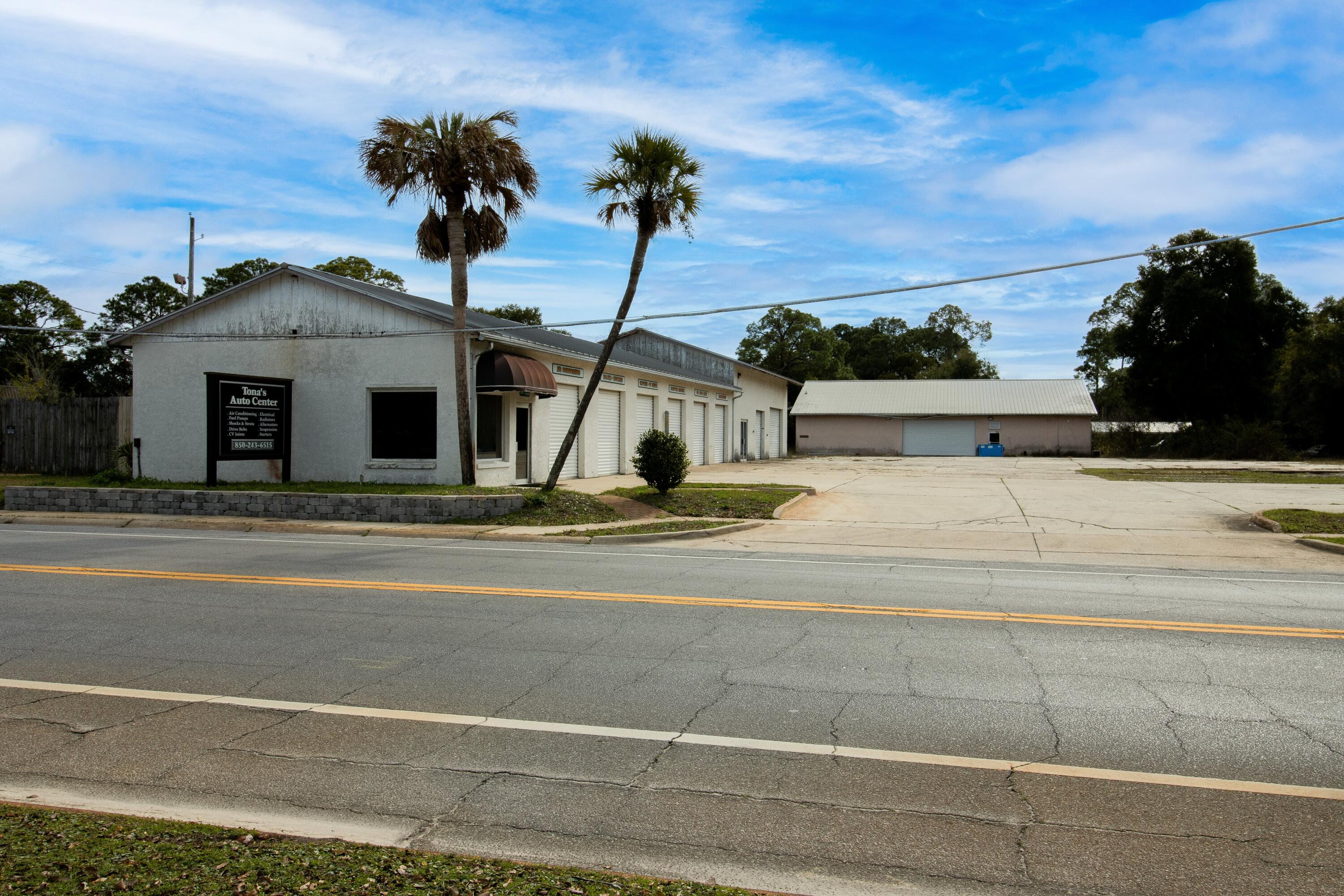 Main image without alt text