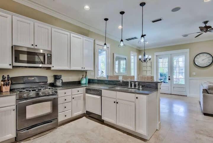 BUNGALOS AT SANDESTIN - Residential