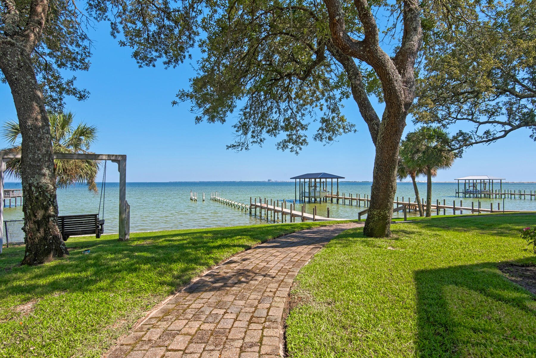 ELLIOTTS POINT - Residential