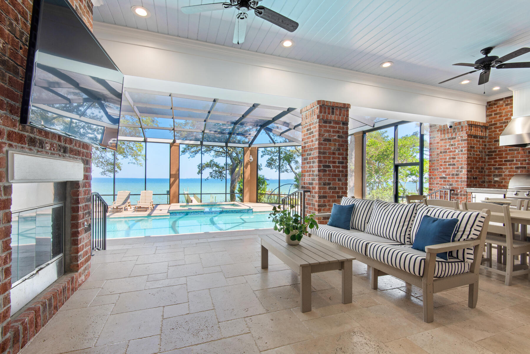 ELLIOTTS POINT - Residential