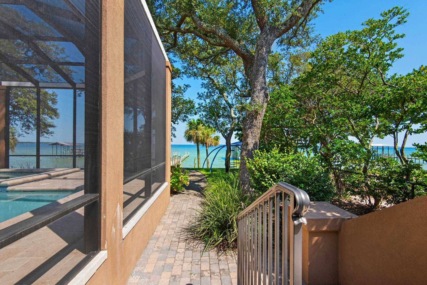 ELLIOTTS POINT - Residential