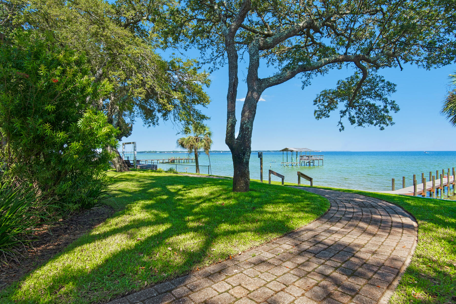 ELLIOTTS POINT - Residential