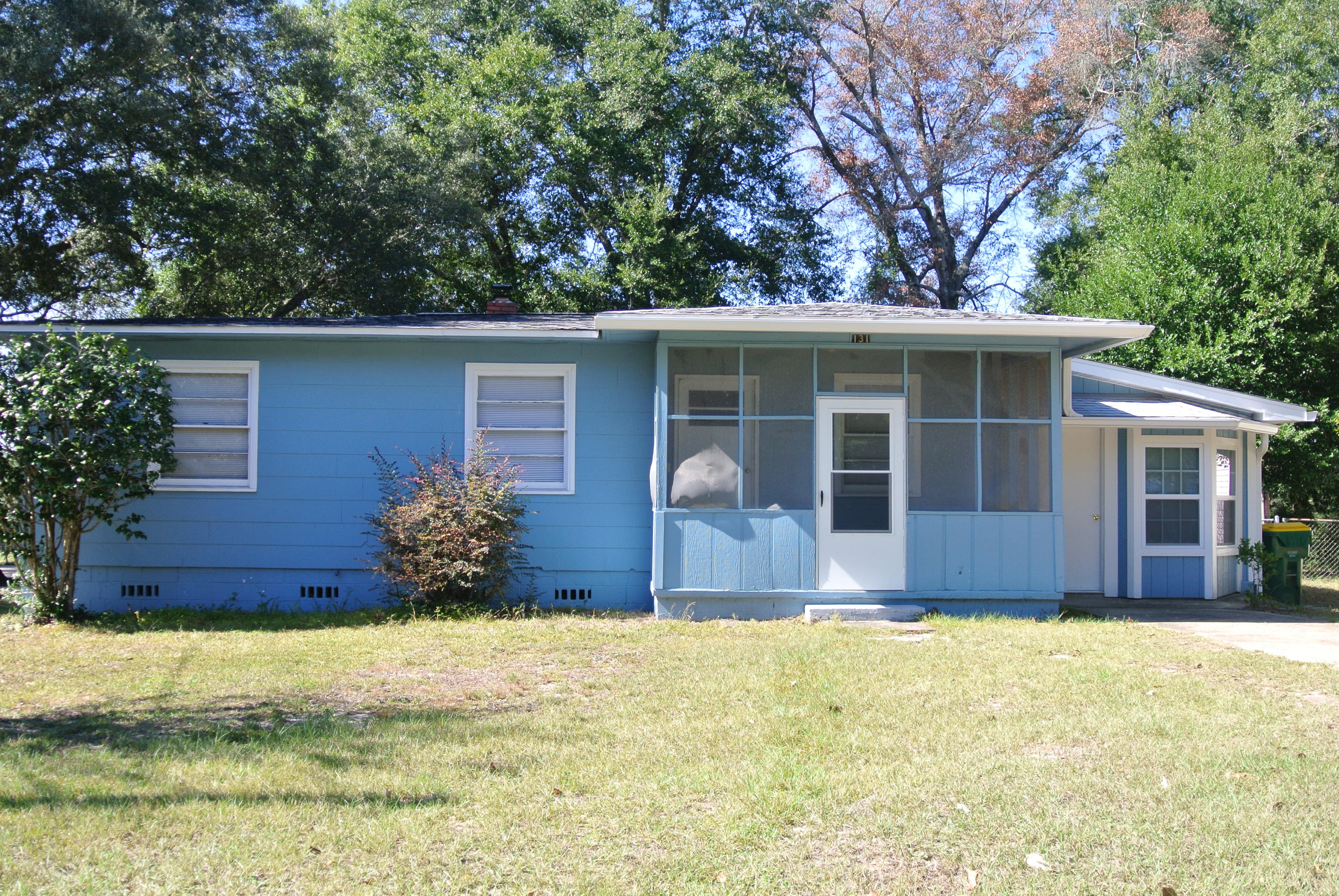 AVAILABLE NOW! Cute and affordable home with golf course views, conveniently located in central Niceville. Home offers laminate flooring, 2 living spaces, nice sized fenced yard and a workshop complete with working electricity. Pets may be allowed with a $500 non-refundable pet fee. Sorry no indoor smoking.