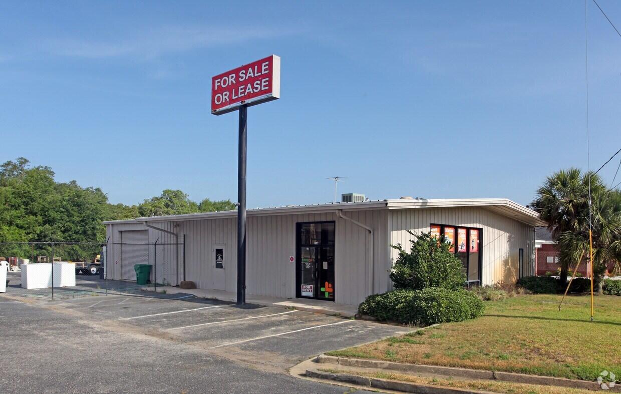 Flex space with retail capabilities consisting of 2,500sf of office; 1,000sf of flex space; covered exterior bay. New roof coating with 15-year warranty. Fenced parking or yard space. Just off of Mary Esther Blvd across from Publix, Aldi, TJ Maxx, 2nd & Charles, and many other retailers and restaurants.