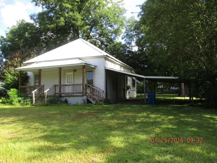 THIS 2 BEDROOM 1 BATH HOME HAS BEEN UPGRADED AND REMODLED THROUGH OUT AND IS IN MOVE IN READY CONDITION. HOME OFFERS A LARGE COVERED PORCH ACROSS THE FRONT, 2 GREAT SIZE BEDROOMS, NICE SIZE LVIVING ROOM, FORMAL DINING AND A GREAT KITCHEN. HOME HAS NEW PAINT, LAMINATE FLOATING FLOORS, UPGRADED KITCHEN THAT INCLUDES APPLIANCES. THIS HOME CAN'T BE BEAT FOR THE PRICE. LARGE COVERED ATTACHED CARPORT, FRNCED BACK YARD, AND INCLUDES A YARD BUILDING AS WELL. LOCKHART OFFERS A PEACFUL SETTING AND THIS HOME IS WALKING DISTANCE TO ELEMENTARY SCHOOL AND THE LOCAL TOWN PARK.