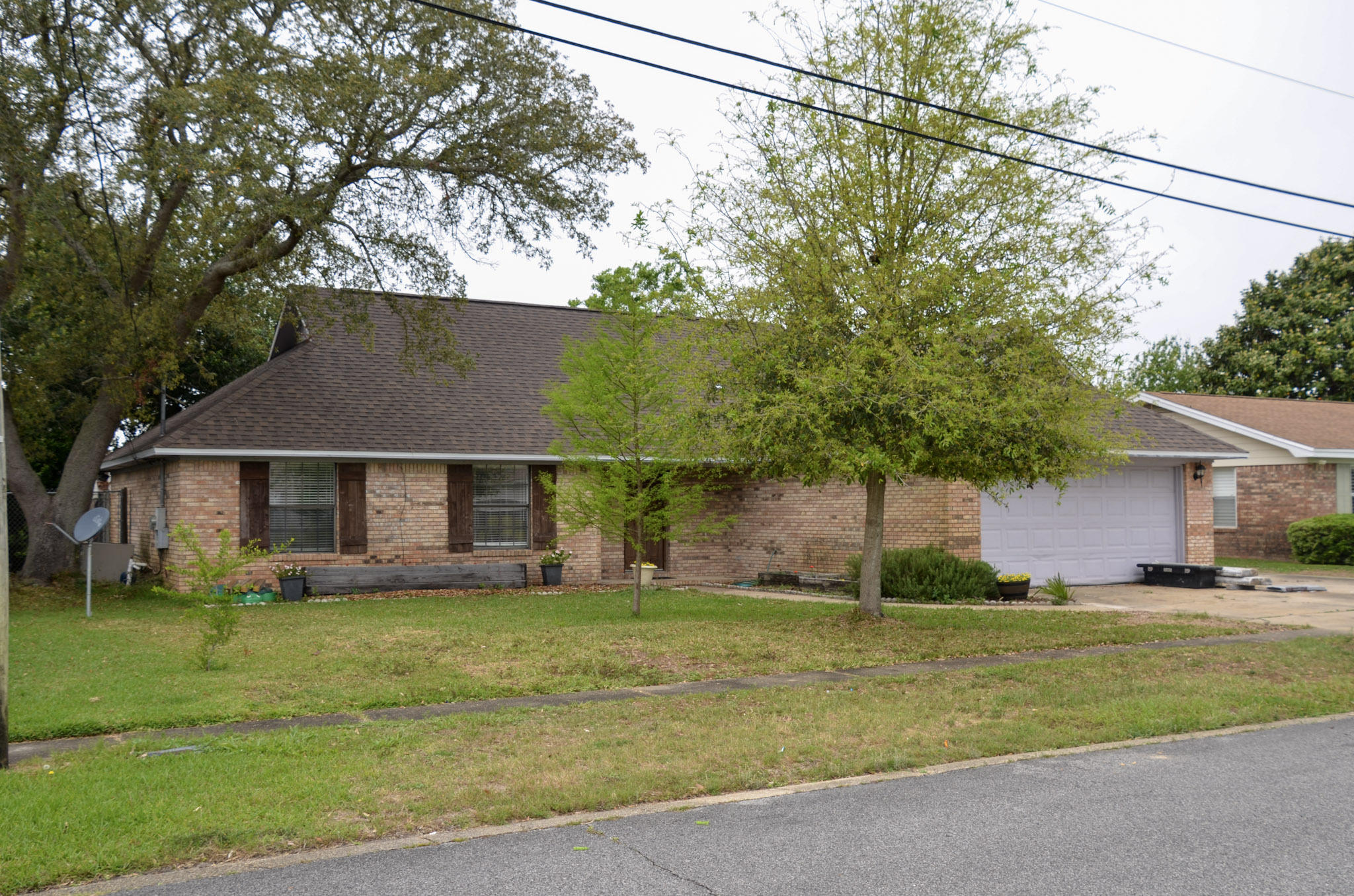 Beautiful brick home in the heart of Destin. It has a NEW ROOF and two new skylights and is VACANT! This 3 bedroom/2 bathroom home sits in the heart of Destin. Just a mile away from Destin Elementary School and walking distance to the Destin Harbor. You can even see the harbor fireworks from the street! The living room, dining room and kitchen are all open. The living room features a vaulted ceiling and a wood burning fireplace. There is a screened in porch off of the living room that opens to a fenced backyard. A new sprinkler pump and timer were put in last year. Schedule your appointment today to view this beauty!