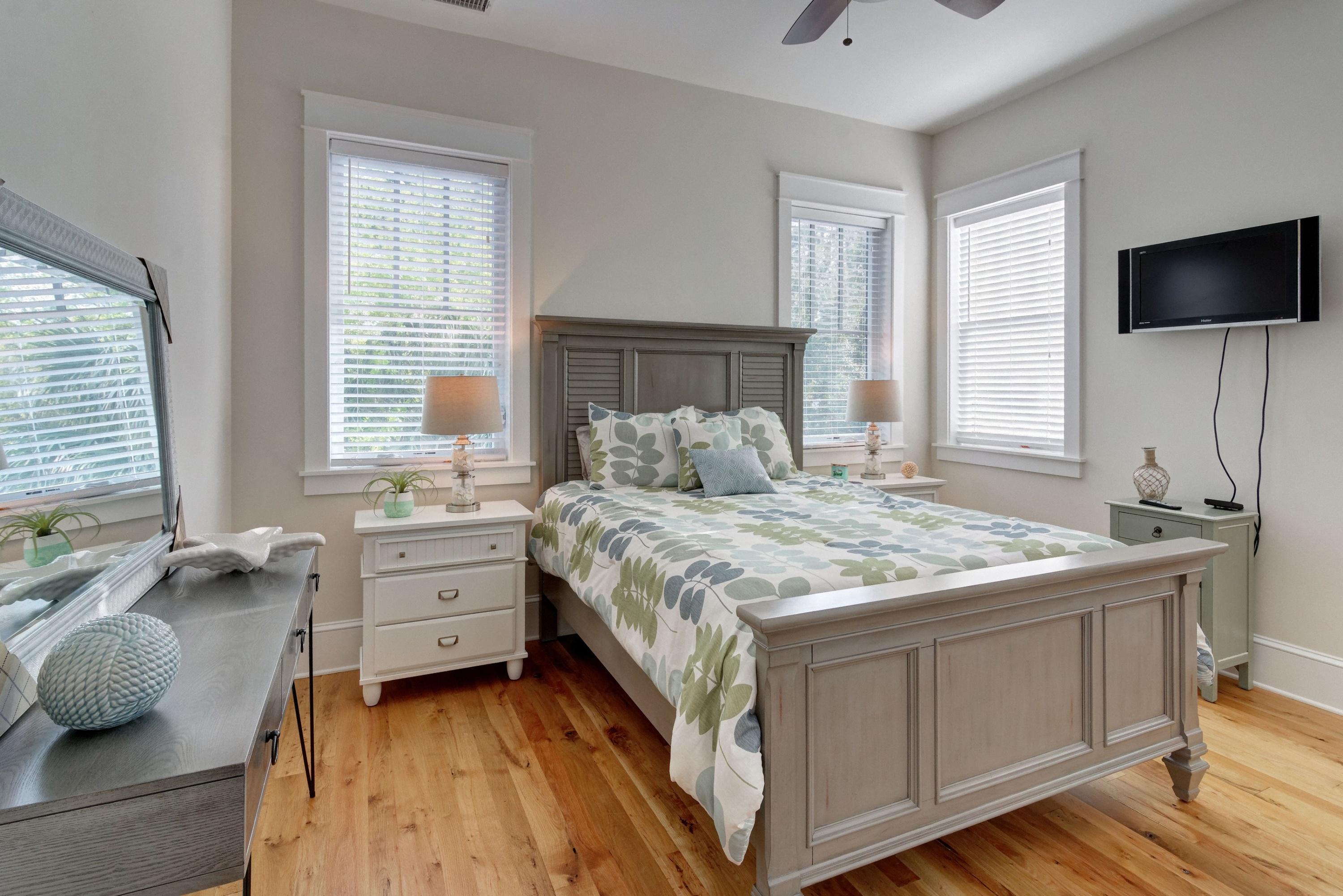 COTTAGES AT EASTERN LAKE - Residential