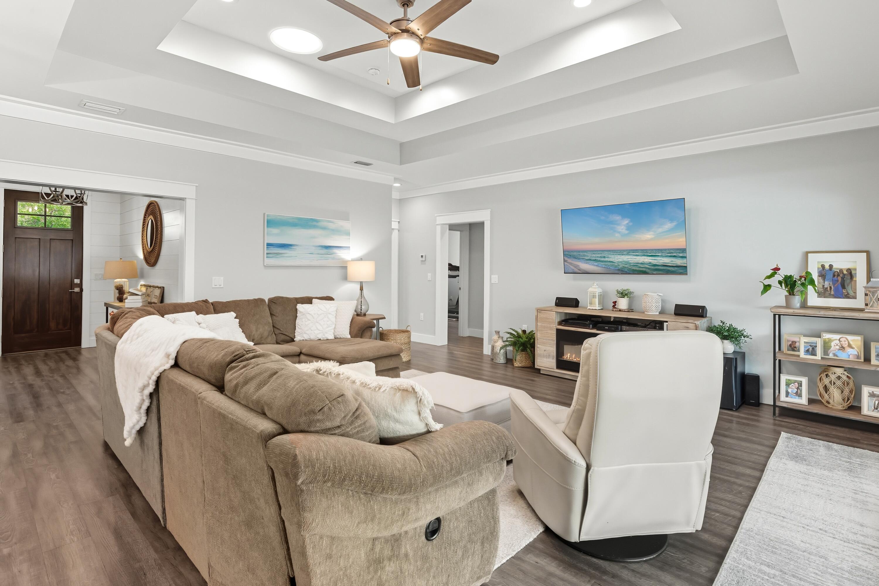 PELICAN BAY - Residential