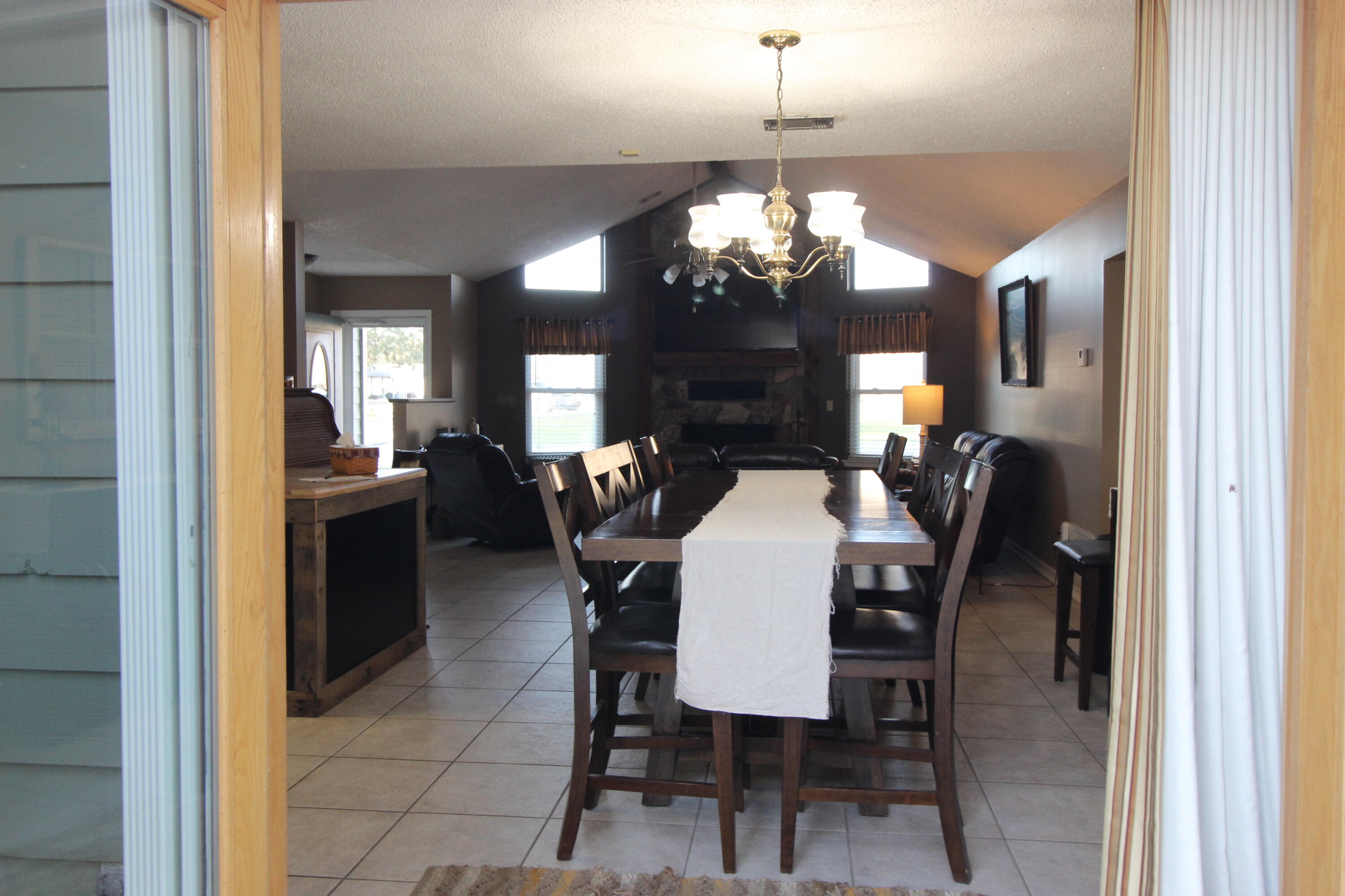 A Parcel in Jet Heights S/D being more particular described as COM SE COR SW1/4 OF NE1/4 N684 FT W73 - Residential