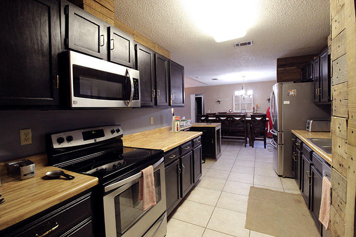 A Parcel in Jet Heights S/D being more particular described as COM SE COR SW1/4 OF NE1/4 N684 FT W73 - Residential