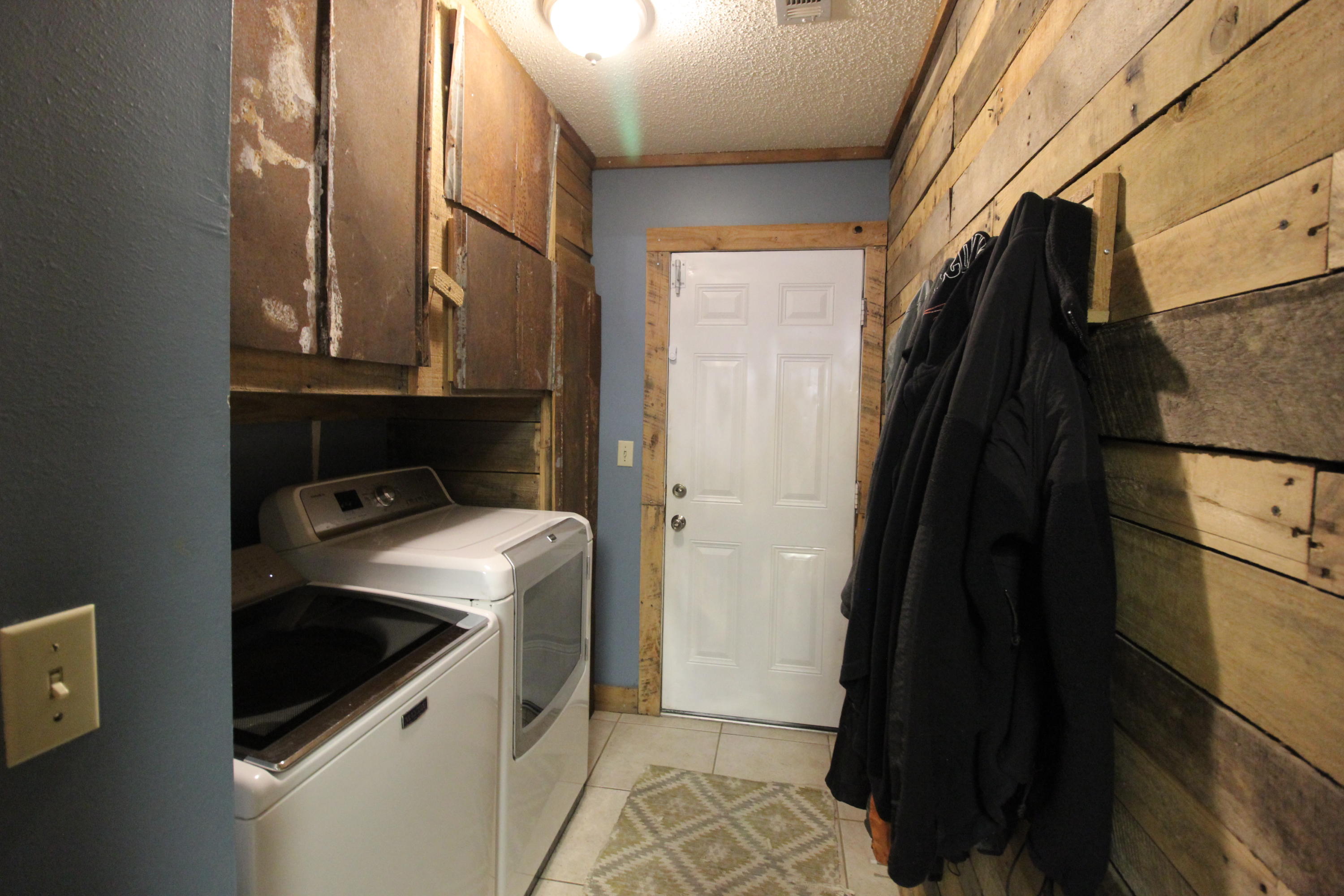 A Parcel in Jet Heights S/D being more particular described as COM SE COR SW1/4 OF NE1/4 N684 FT W73 - Residential