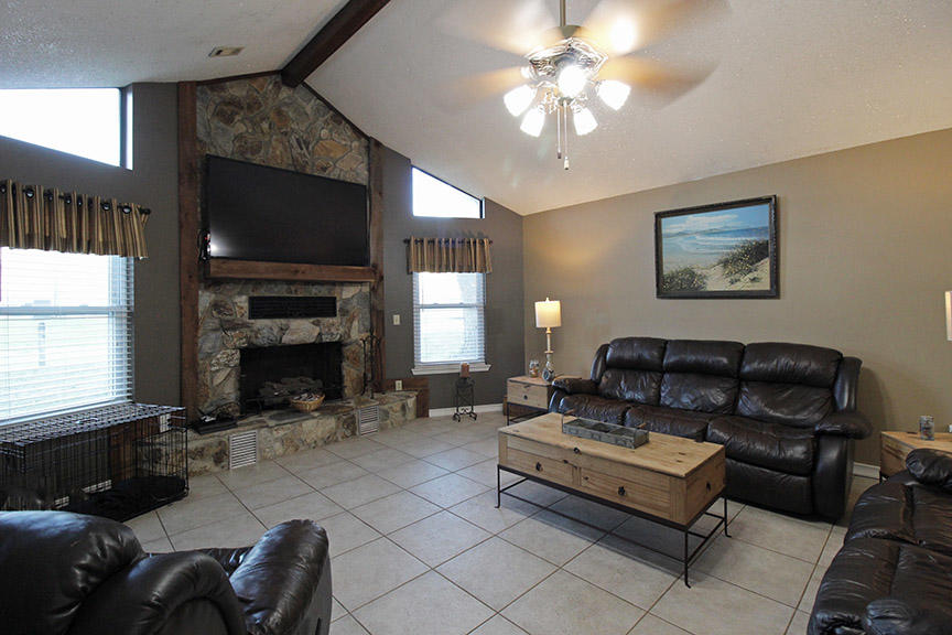 A Parcel in Jet Heights S/D being more particular described as COM SE COR SW1/4 OF NE1/4 N684 FT W73 - Residential