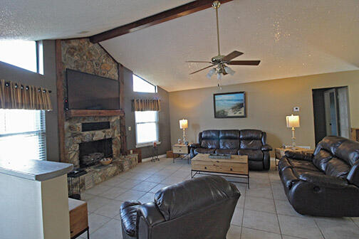 A Parcel in Jet Heights S/D being more particular described as COM SE COR SW1/4 OF NE1/4 N684 FT W73 - Residential