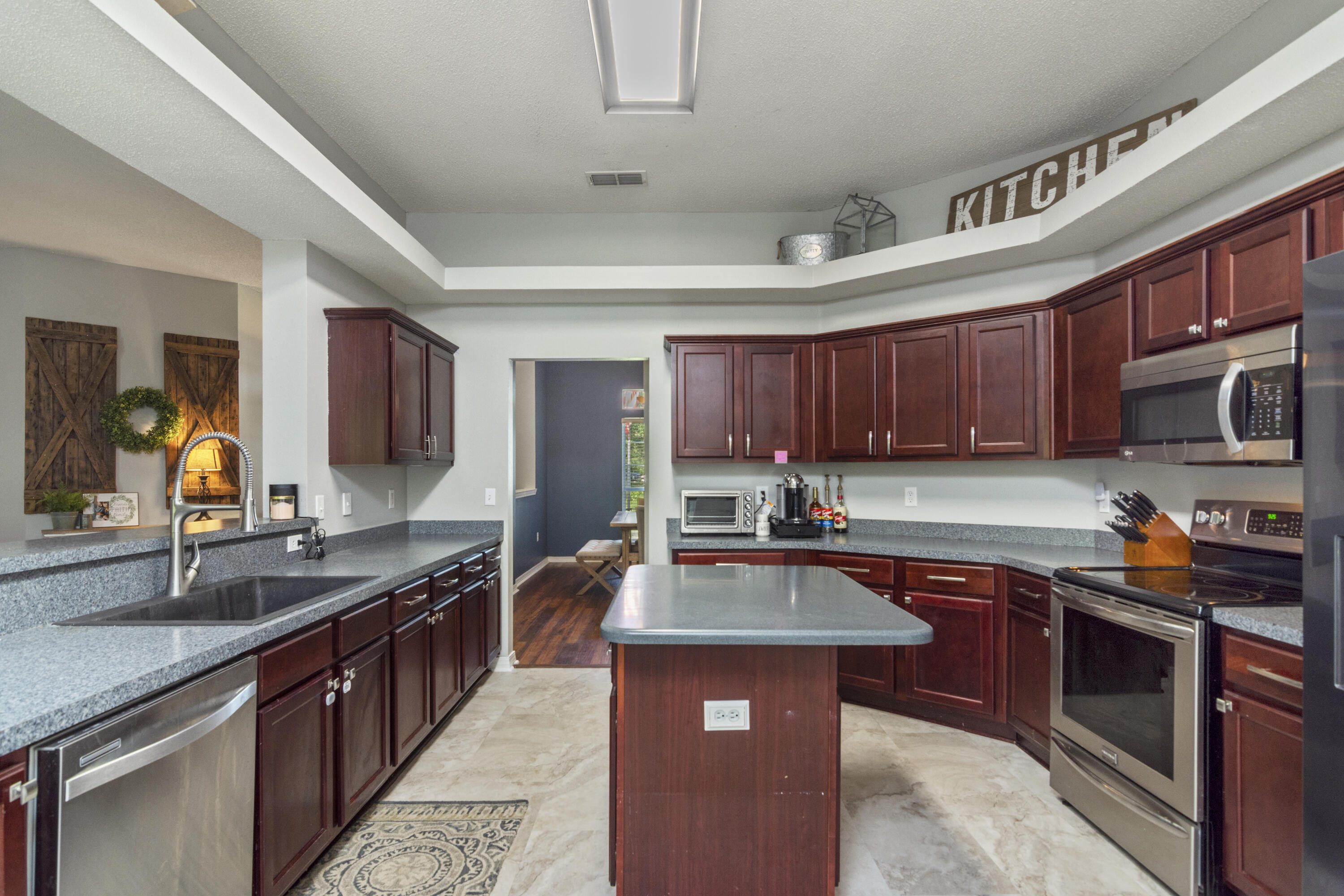 COUNTRYWOOD EST - Residential